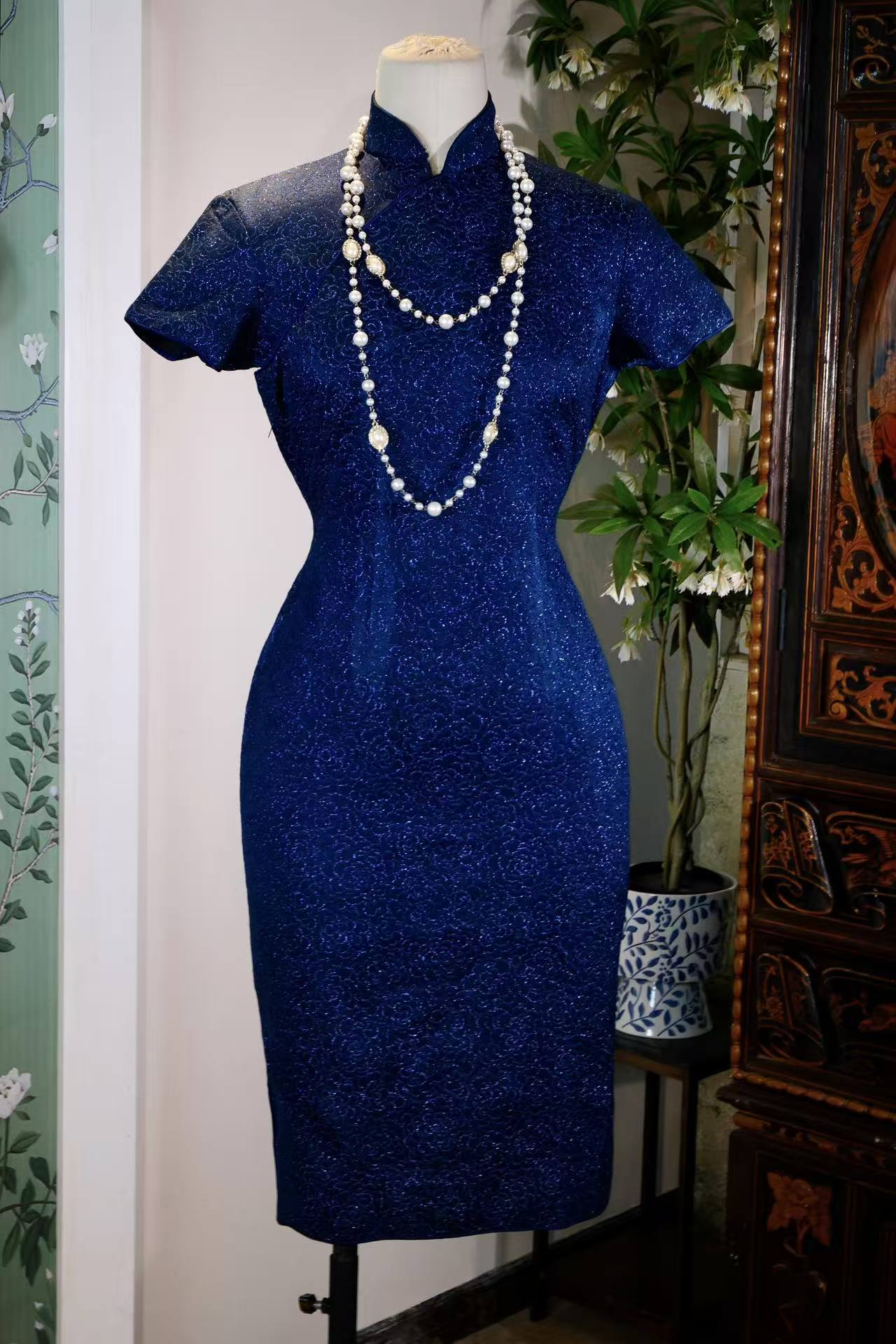 《香江织梦：1950s意大利提花玫瑰古董旗袍》| Fragrant Harbor Weaving Dreams: A 1950s Hong Kong-Manufactured Italian Jacquard Rose Antique Qipao