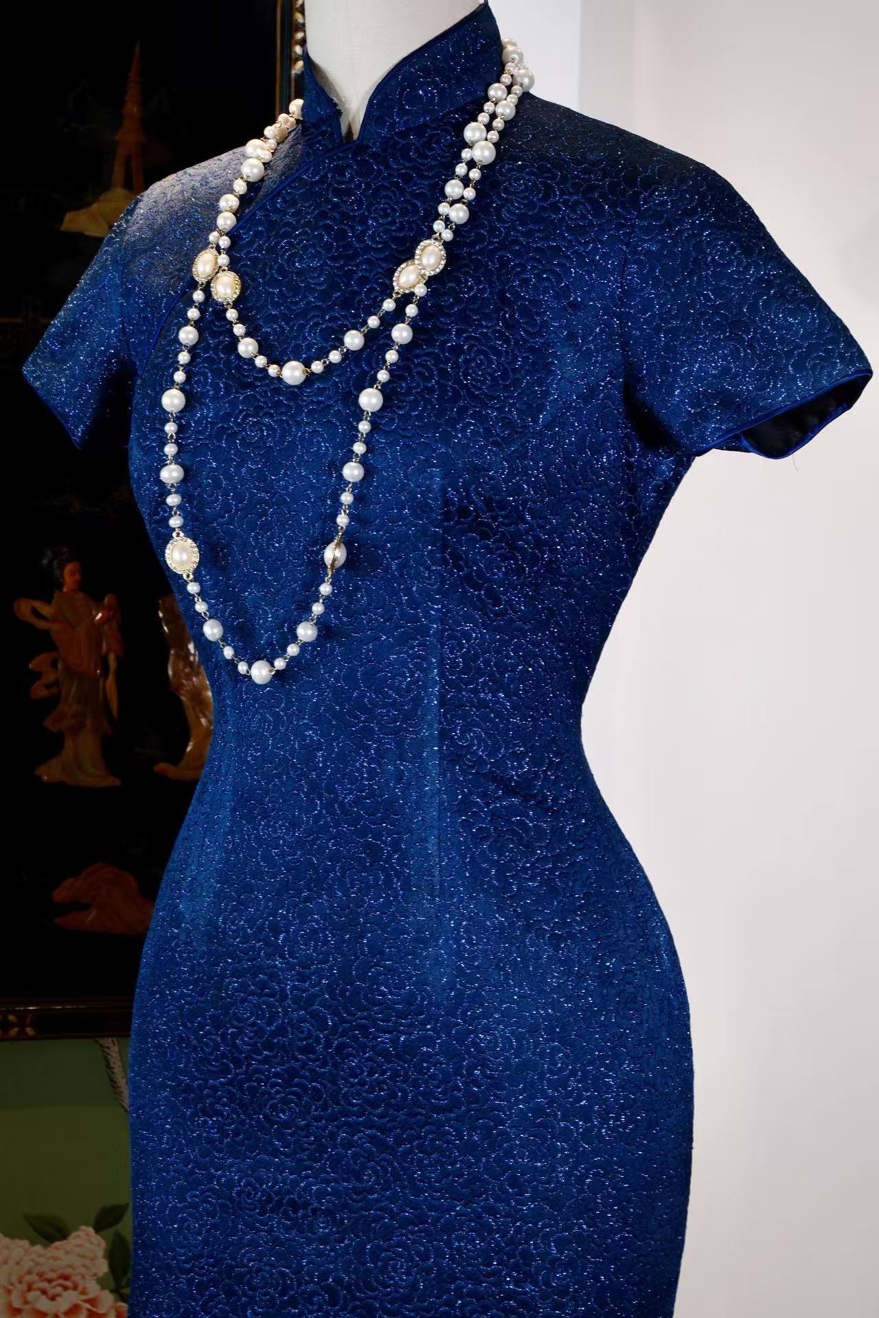 《香江织梦：1950s意大利提花玫瑰古董旗袍》| Fragrant Harbor Weaving Dreams: A 1950s Hong Kong-Manufactured Italian Jacquard Rose Antique Qipao