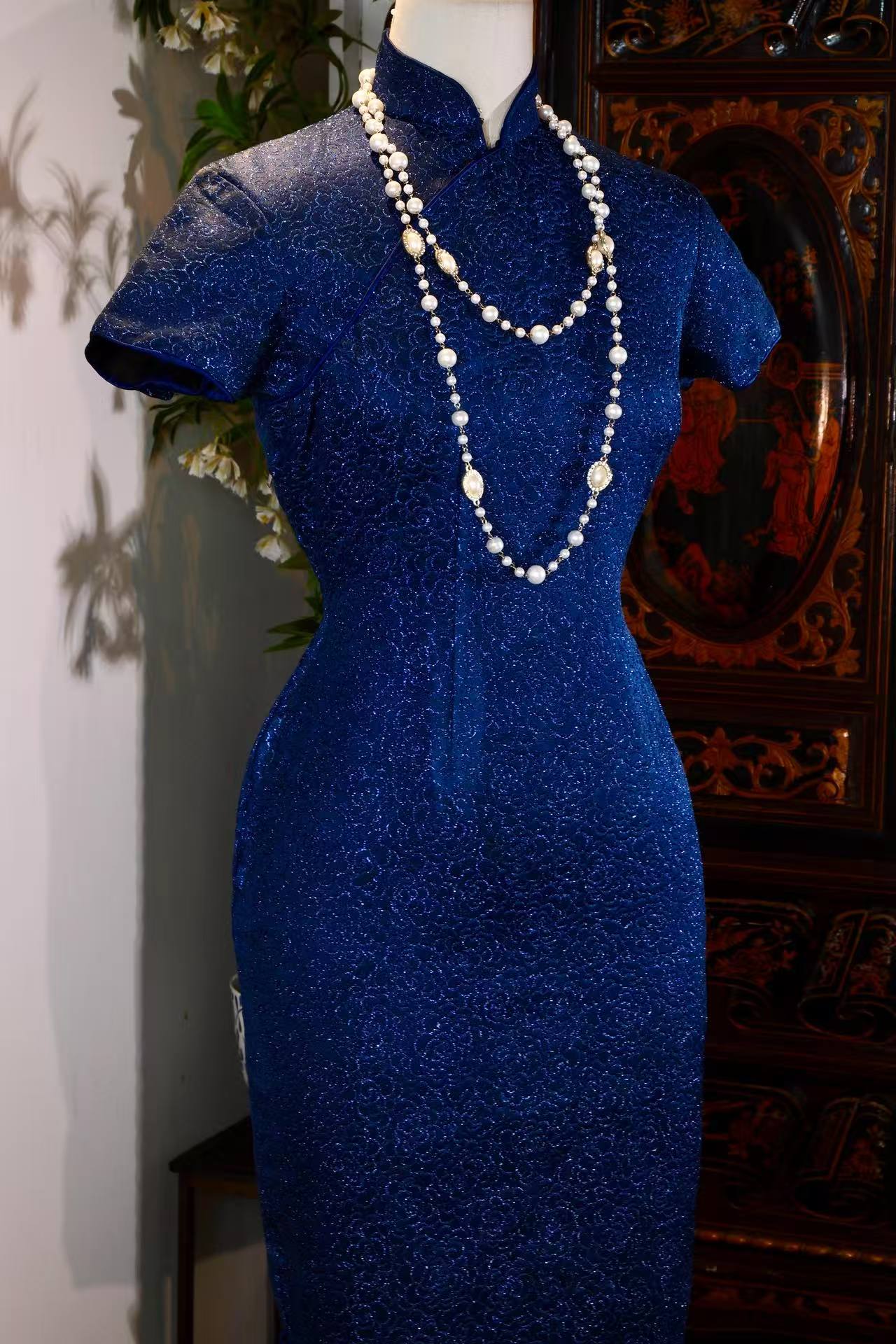 《香江织梦：1950s意大利提花玫瑰古董旗袍》| Fragrant Harbor Weaving Dreams: A 1950s Hong Kong-Manufactured Italian Jacquard Rose Antique Qipao