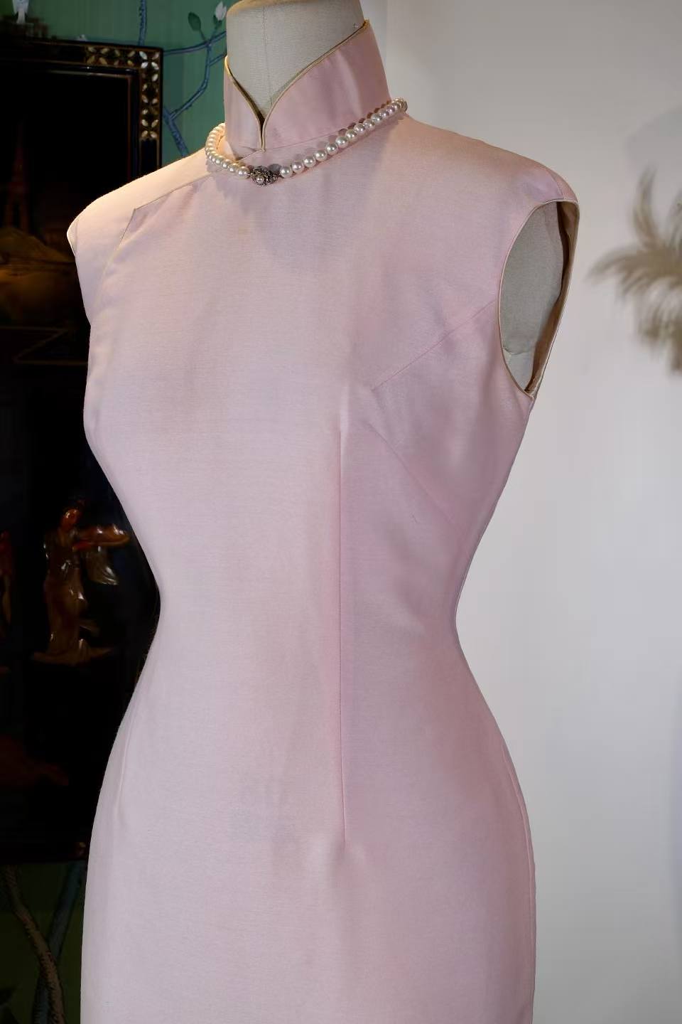 《粉黛无言：六十年代港产意料旗袍的静默风华》| Pink Powder Without Words: The Silent Elegance of a 1960s Hong Kong-Manufactured Italian-Fabric Qipao