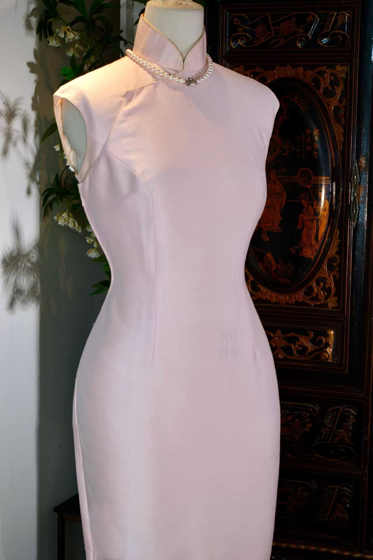 《粉黛无言：六十年代港产意料旗袍的静默风华》| Pink Powder Without Words: The Silent Elegance of a 1960s Hong Kong-Manufactured Italian-Fabric Qipao
