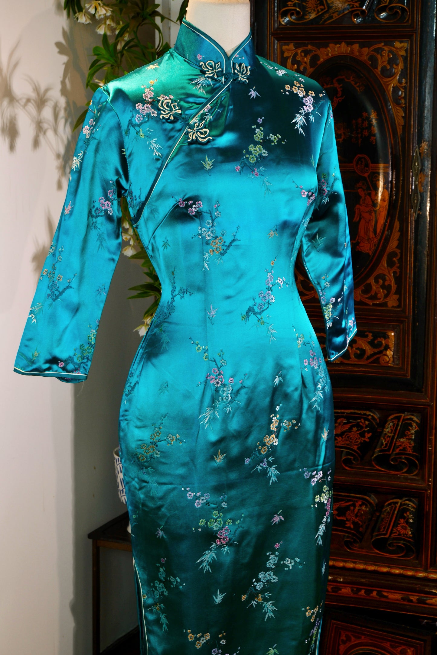碧海潮生，锦绣芳华——六十年代港产提花织锦缎古董旗袍赏析 | Rising Waves on a Blue Sea, Splendid Fragrance: A Curatorial Analysis of a 1960s Hong Kong-Manufactured Jacquard Brocade Antique Qipao