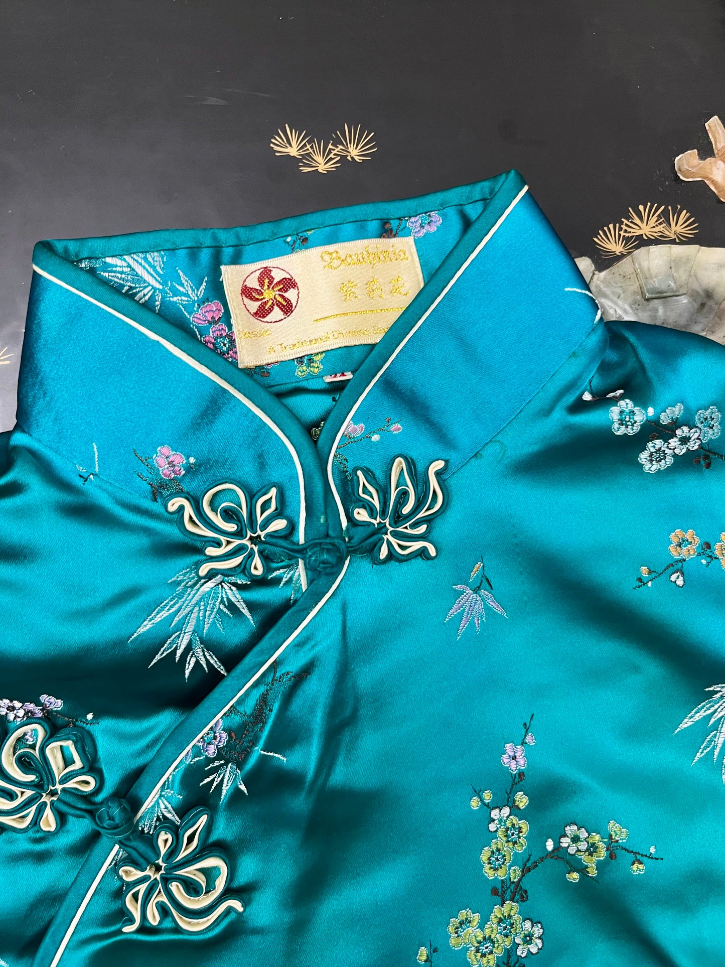 碧海潮生，锦绣芳华——六十年代港产提花织锦缎古董旗袍赏析 | Rising Waves on a Blue Sea, Splendid Fragrance: A Curatorial Analysis of a 1960s Hong Kong-Manufactured Jacquard Brocade Antique Qipao