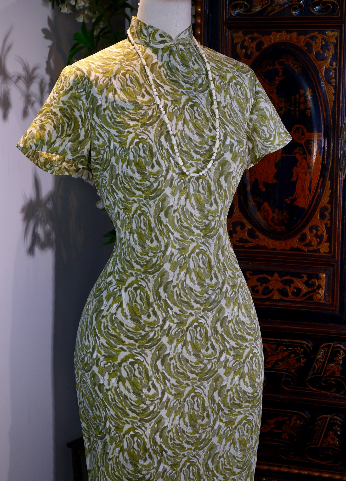 碧痕流金：五十年代港产抽象印花旗袍的摩登叙事 | Flowing Green and Woven Gold: The Modern Narrative of a 1950s Hong Kong-Manufactured Abstract Print Qipao