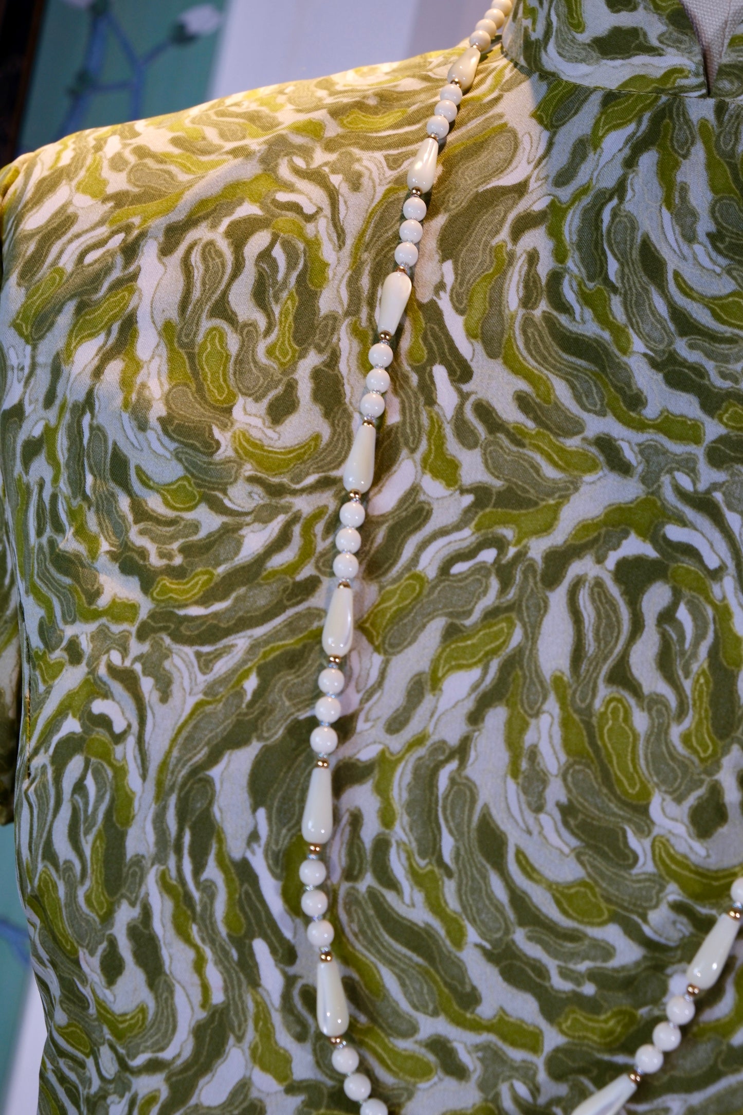 碧痕流金：五十年代港产抽象印花旗袍的摩登叙事 | Flowing Green and Woven Gold: The Modern Narrative of a 1950s Hong Kong-Manufactured Abstract Print Qipao