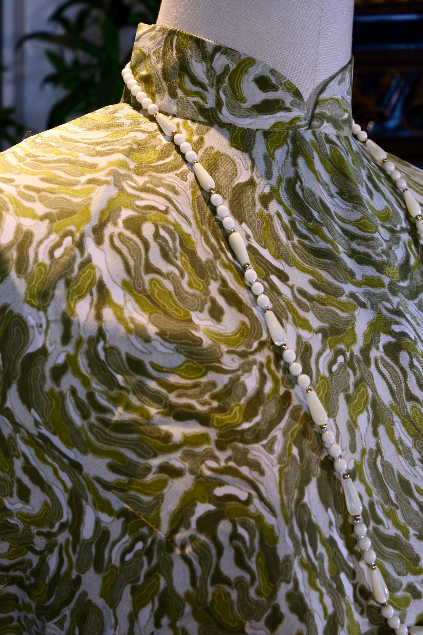 碧痕流金：五十年代港产抽象印花旗袍的摩登叙事 | Flowing Green and Woven Gold: The Modern Narrative of a 1950s Hong Kong-Manufactured Abstract Print Qipao