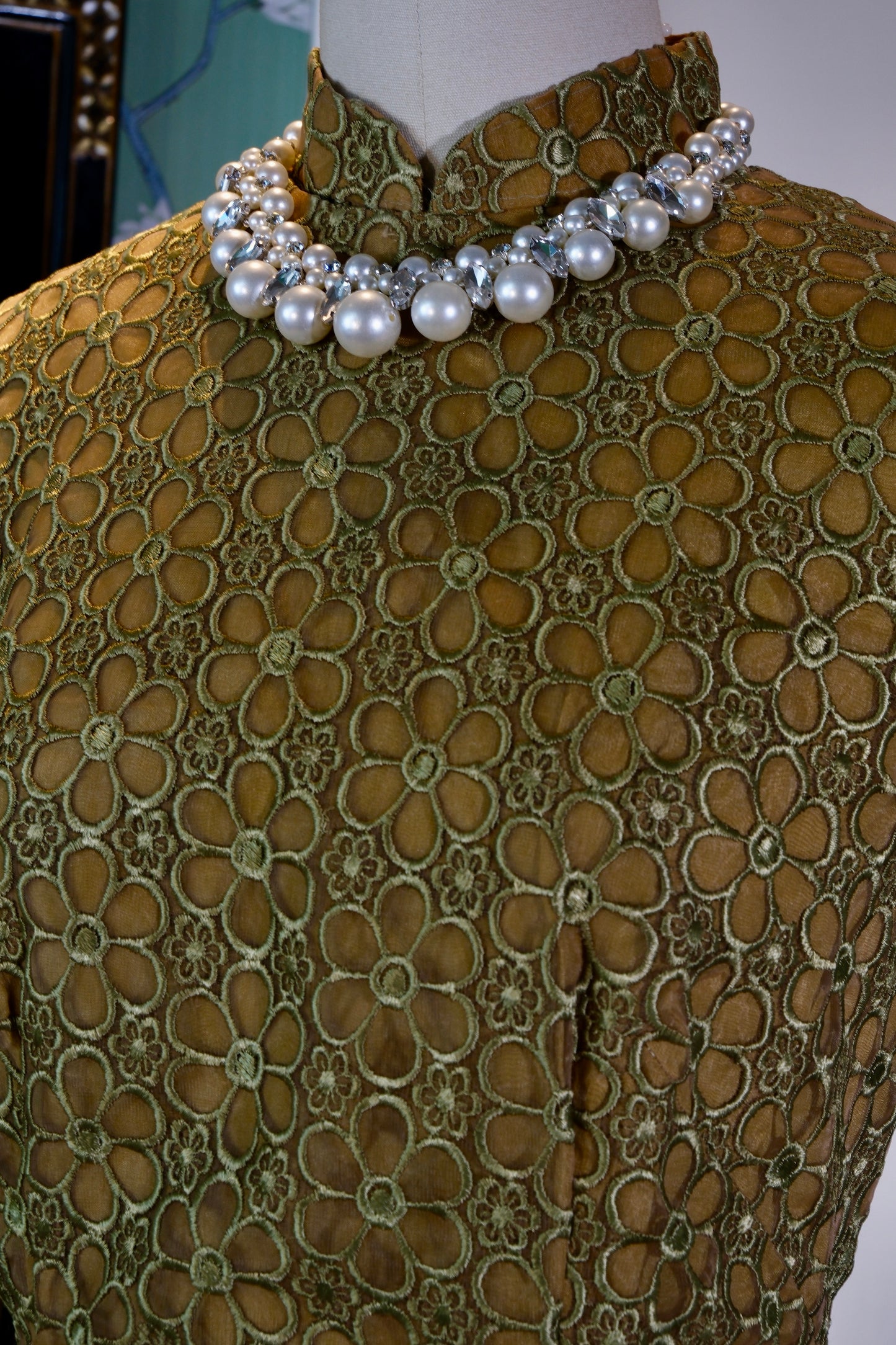 金缕花影，岁月流金——六十年代港产意机绣蕾丝旗袍鉴赏 | Golden Filaments and Floral Shadows, Marks of Time: A Curatorial Analysis of a 1960s Hong Kong-Manufactured Italian Machine-Embroidered Lace Qipao