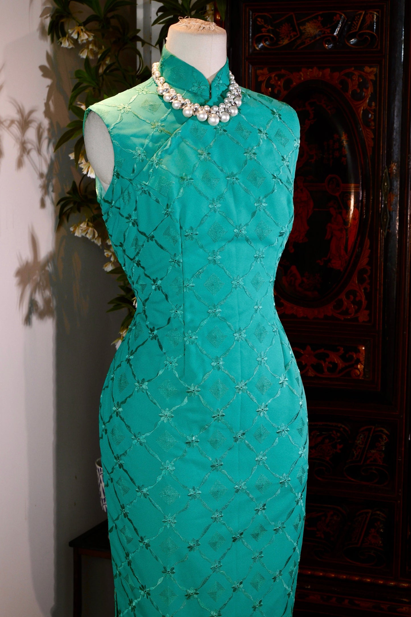 翠色凝香，岁月织锦——六十年代台湾机绣古董旗袍赏析 | Emerald Condensation and Fragrant Serenade, Marks of Time: A Curatorial Analysis of a 1960s Taiwan-Manufactured Machine-Embroidered Antique Qipao