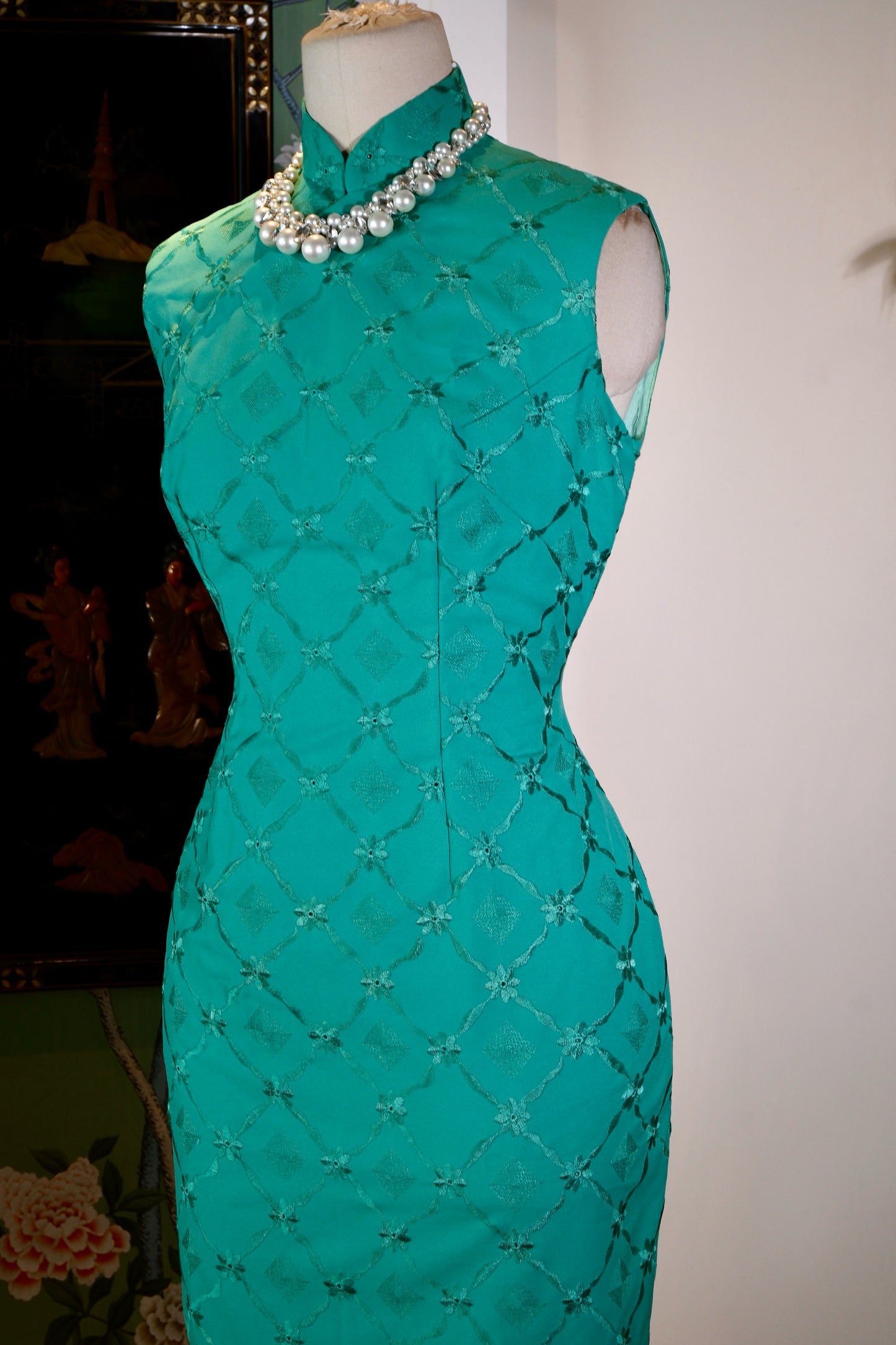 翠色凝香，岁月织锦——六十年代台湾机绣古董旗袍赏析 | Emerald Condensation and Fragrant Serenade, Marks of Time: A Curatorial Analysis of a 1960s Taiwan-Manufactured Machine-Embroidered Antique Qipao