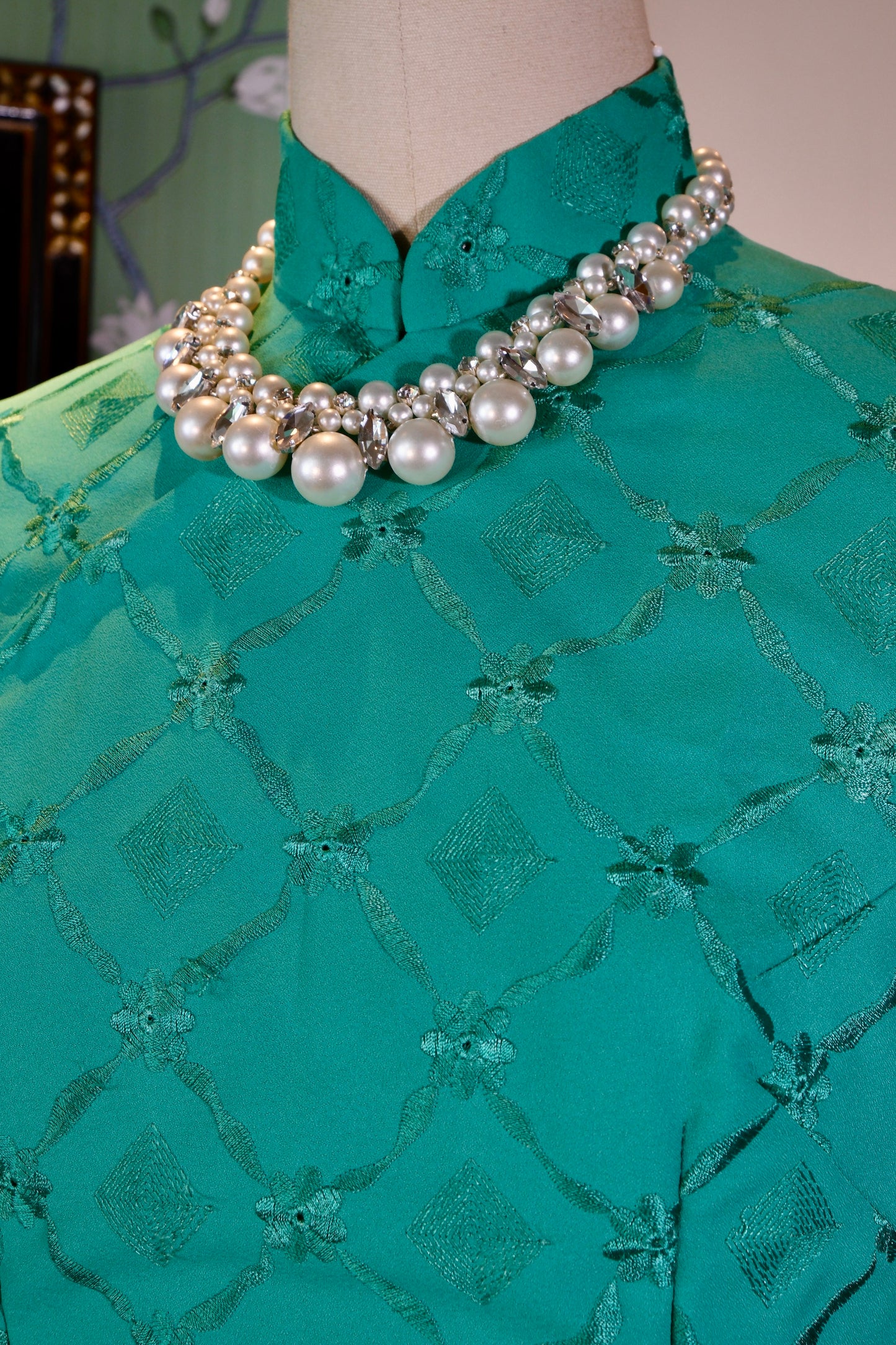 翠色凝香，岁月织锦——六十年代台湾机绣古董旗袍赏析 | Emerald Condensation and Fragrant Serenade, Marks of Time: A Curatorial Analysis of a 1960s Taiwan-Manufactured Machine-Embroidered Antique Qipao