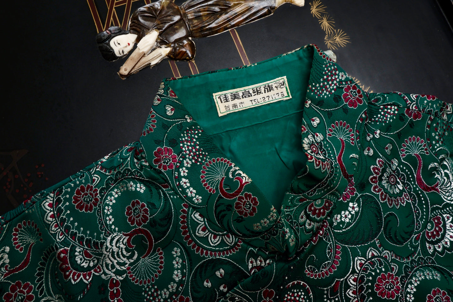 翠羽流金，岁月织锦：一件六十年代台湾“佳美”提花旗袍的服饰史考辨与美学重构 | Emerald Luminescence and Flowing Gold, Marks of Time: A Dress History Examination and Aesthetic Reconstruction of a 1960s Taiwan-Manufactured "Jia-Mei" Jacquard Qipao