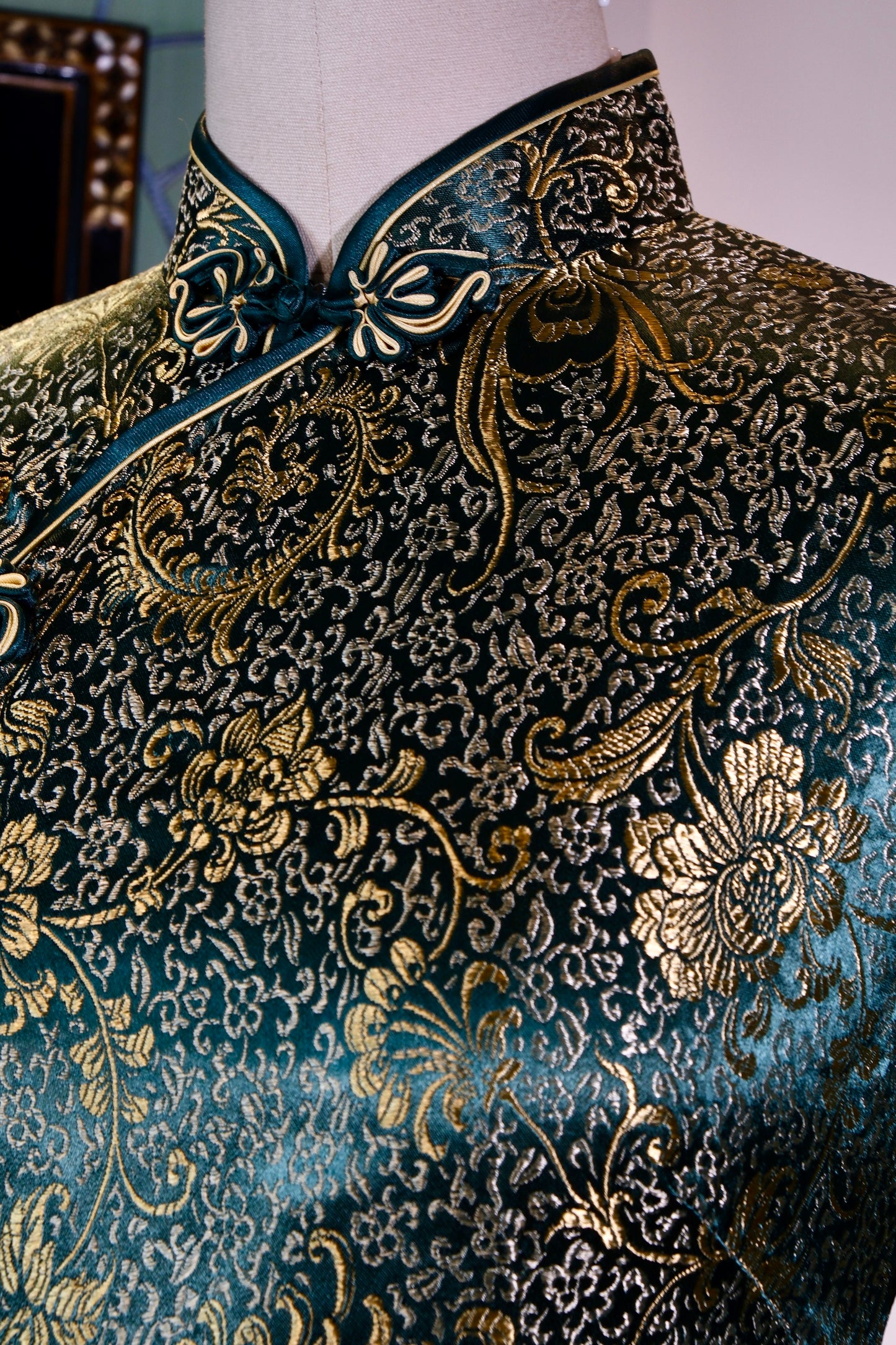 碧海流金，岁月织锦：一件六十年代港产提花织锦缎旗袍的独白 | Golden Rhythms in an Azure Sea, Marks of Time: The Soliloquy of a 1960s Hong Kong-Manufactured Jacquard Brocade Qipao