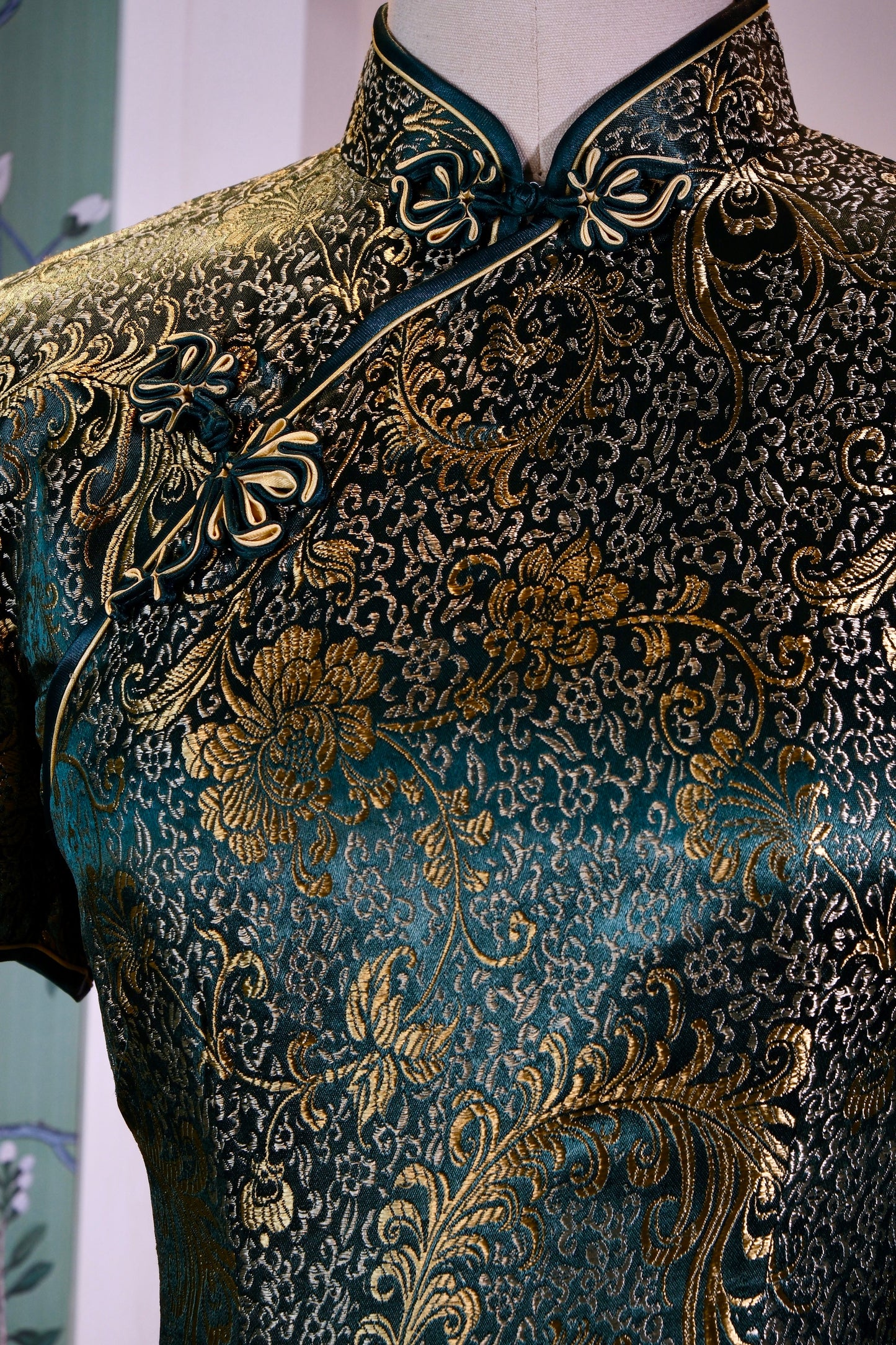 碧海流金，岁月织锦：一件六十年代港产提花织锦缎旗袍的独白 | Golden Rhythms in an Azure Sea, Marks of Time: The Soliloquy of a 1960s Hong Kong-Manufactured Jacquard Brocade Qipao