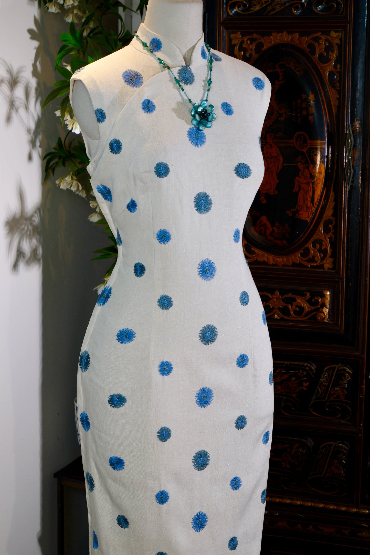 《蓝绒星尘：六十年代意麻港绣旗袍的跨洋诗学》| Blue Velvet Stardust, Transoceanic Poetics of a 1960s Italian Linen &amp; Hong Kong Embroidered Qipao