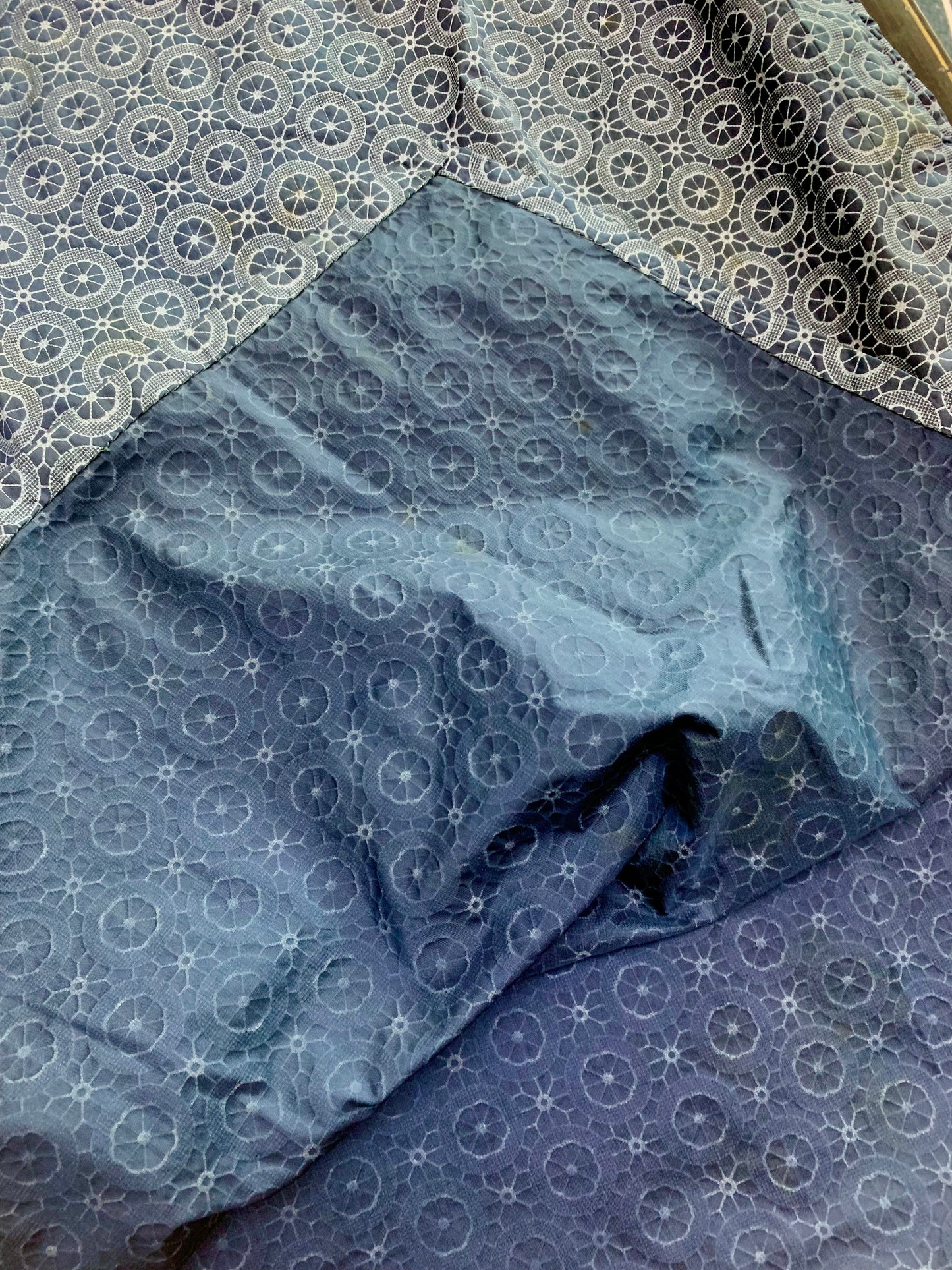 蓝韵流金——一件四十年代几何纹古董旗袍的服饰史考辨与美学重构 | Azure Rhythm and Gilded Grace: Costume History Analysis and Aesthetic Reconstruction of a 1940s Geometric Pattern Antique Qipao
