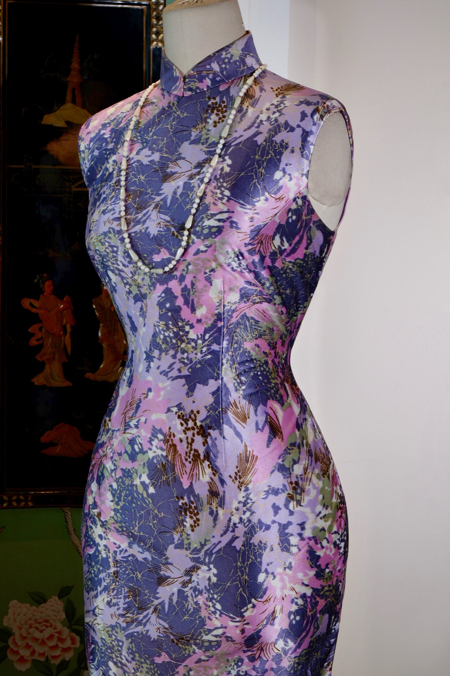 《墨彩西渐：一件1960s香港旗袍的现代性突围》| Western Migration of Ink and Color: The Modernist Breakthrough of a 1960s Hong Kong Qipao