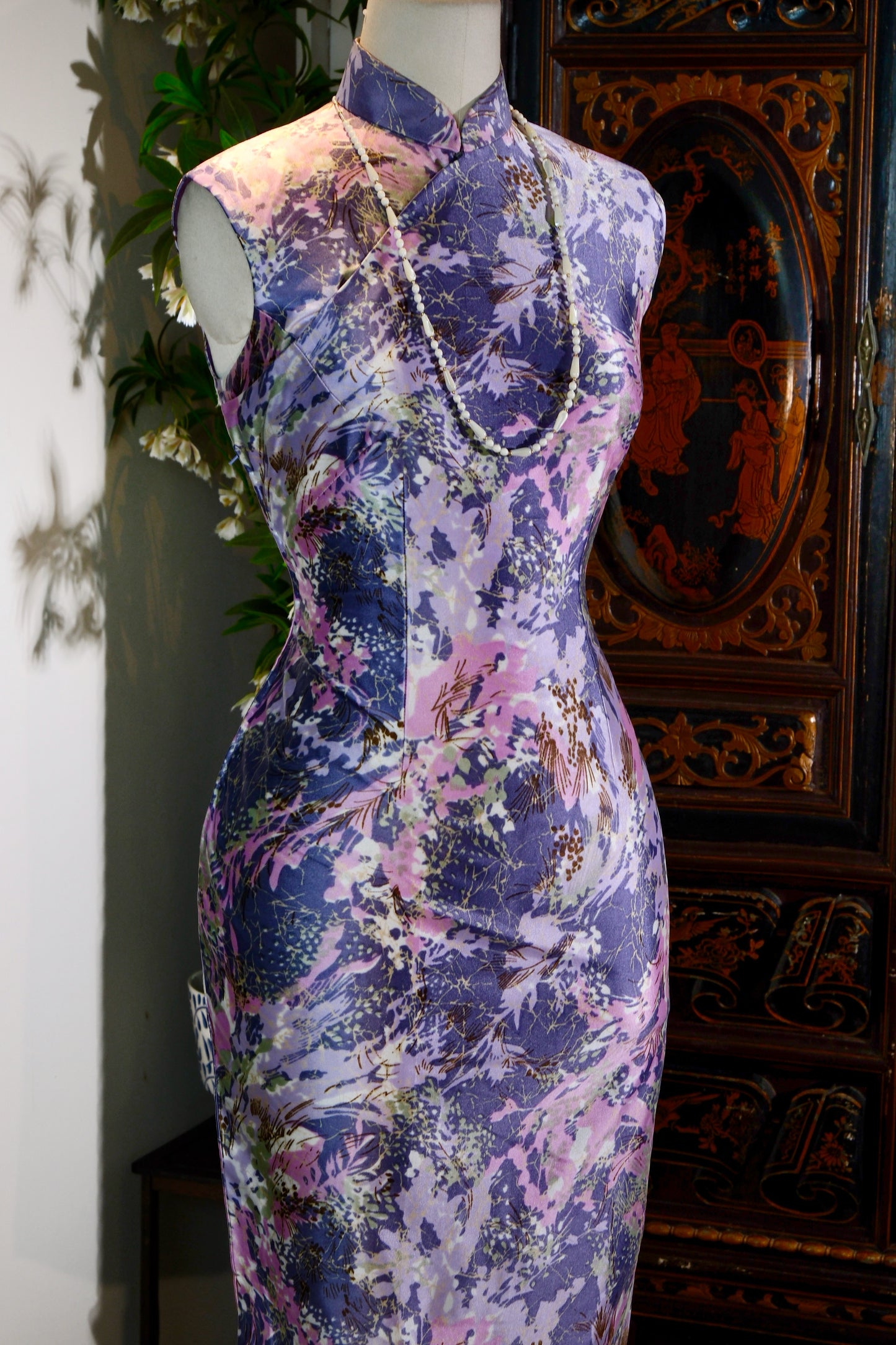 《墨彩西渐：一件1960s香港旗袍的现代性突围》| Western Migration of Ink and Color: The Modernist Breakthrough of a 1960s Hong Kong Qipao