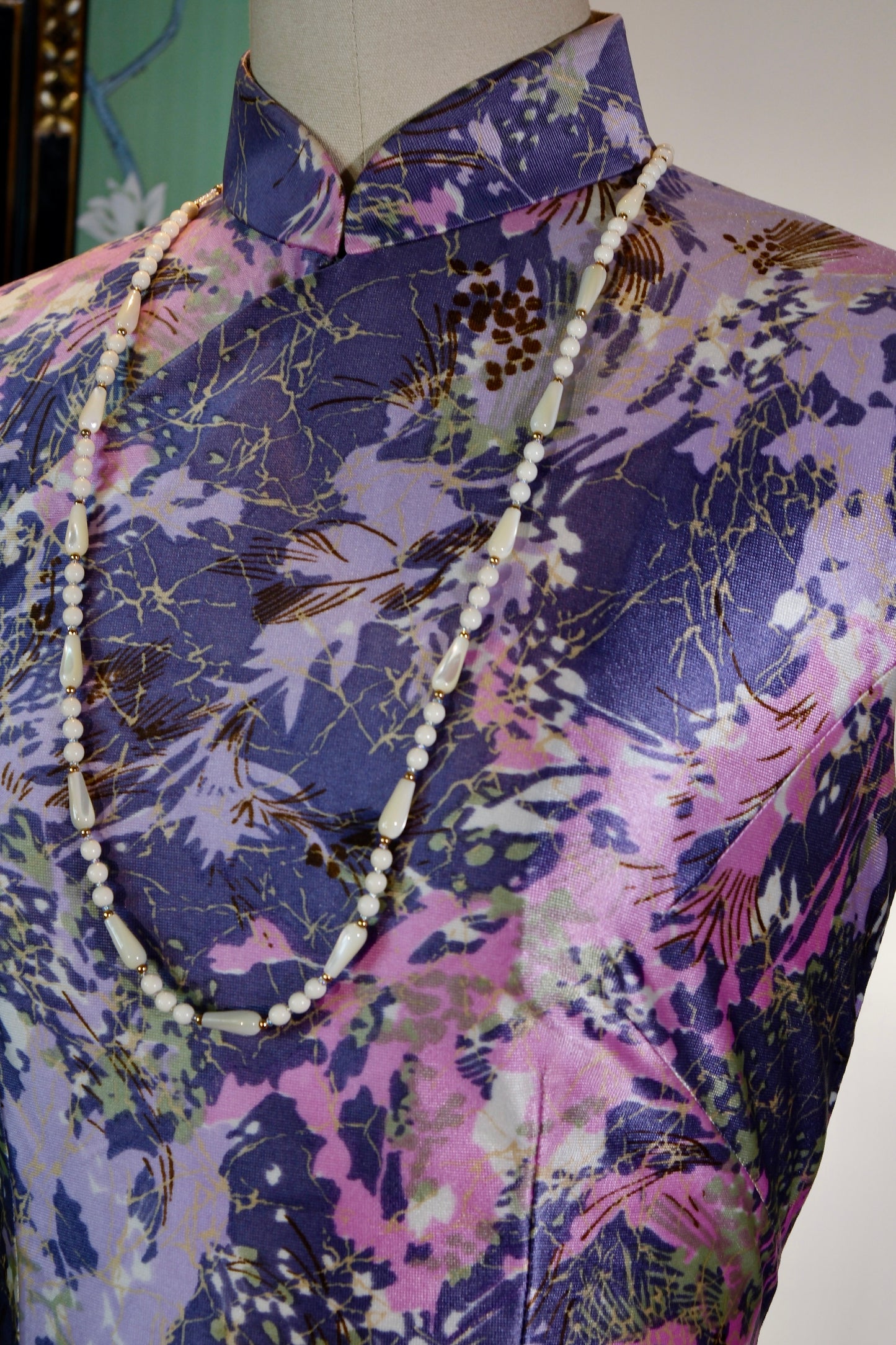 《墨彩西渐：一件1960s香港旗袍的现代性突围》| Western Migration of Ink and Color: The Modernist Breakthrough of a 1960s Hong Kong Qipao