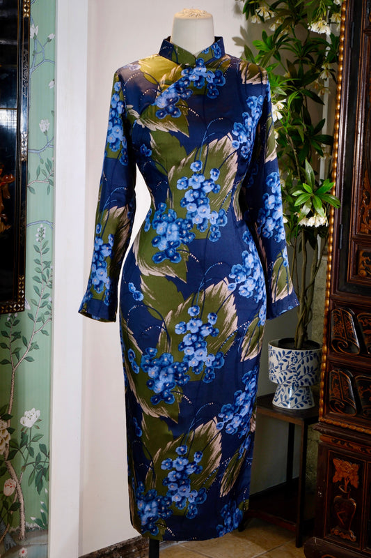 蓝调绮梦：一件六十年代港产抽象印花旗袍的衣冠叙事 | Blue Reverie: The Sartorial Narrative of a 1960s Hong Kong-Manufactured Abstract Print Qipao