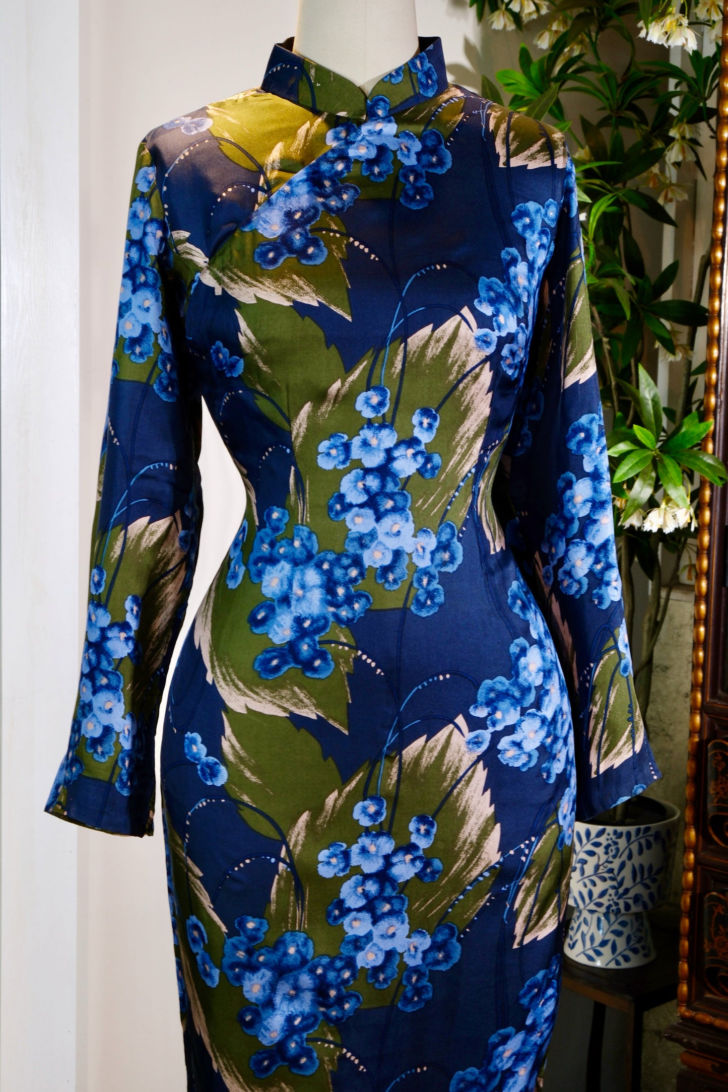 蓝调绮梦：一件六十年代港产抽象印花旗袍的衣冠叙事 | Blue Reverie: The Sartorial Narrative of a 1960s Hong Kong-Manufactured Abstract Print Qipao