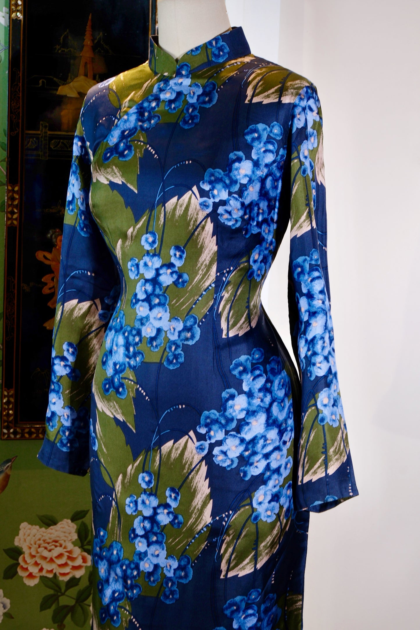 蓝调绮梦：一件六十年代港产抽象印花旗袍的衣冠叙事 | Blue Reverie: The Sartorial Narrative of a 1960s Hong Kong-Manufactured Abstract Print Qipao
