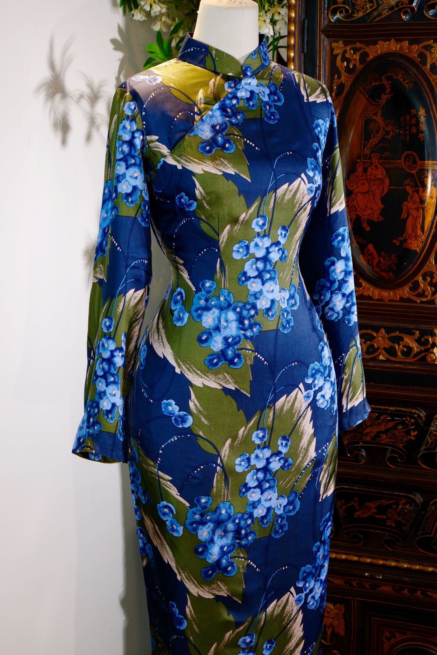 蓝调绮梦：一件六十年代港产抽象印花旗袍的衣冠叙事 | Blue Reverie: The Sartorial Narrative of a 1960s Hong Kong-Manufactured Abstract Print Qipao
