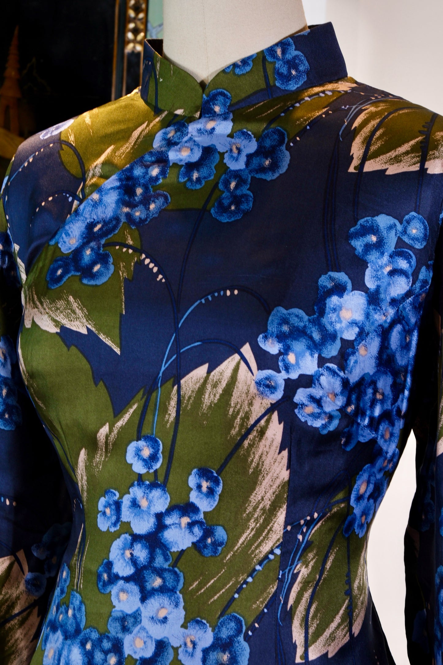蓝调绮梦：一件六十年代港产抽象印花旗袍的衣冠叙事 | Blue Reverie: The Sartorial Narrative of a 1960s Hong Kong-Manufactured Abstract Print Qipao