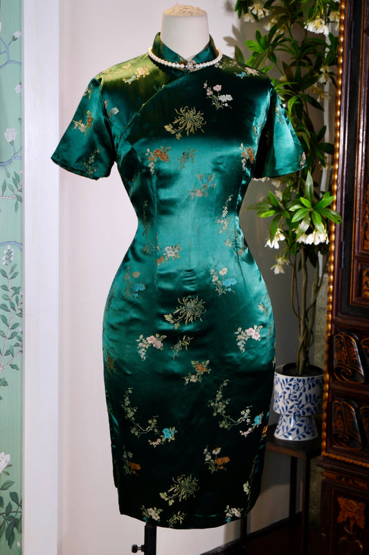 翠色流金，岁月织锦：一件六十年代港产提花旗袍的孤本叙事 | Emerald Luster and Woven Brocade: The Singular Narrative of a 1960s Hong Kong-Manufactured Jacquard Qipao
