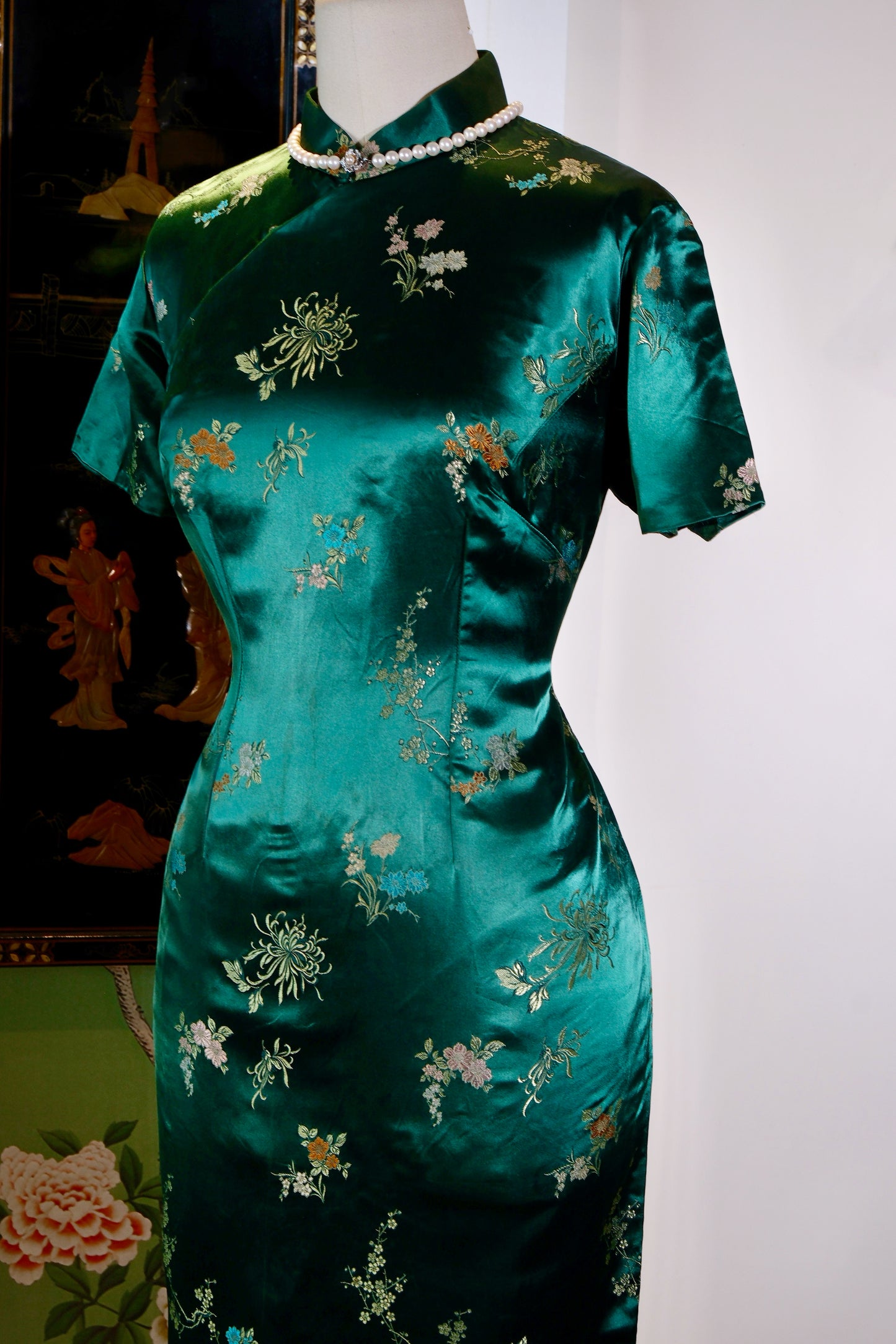 翠色流金，岁月织锦：一件六十年代港产提花旗袍的孤本叙事 | Emerald Luster and Woven Brocade: The Singular Narrative of a 1960s Hong Kong-Manufactured Jacquard Qipao