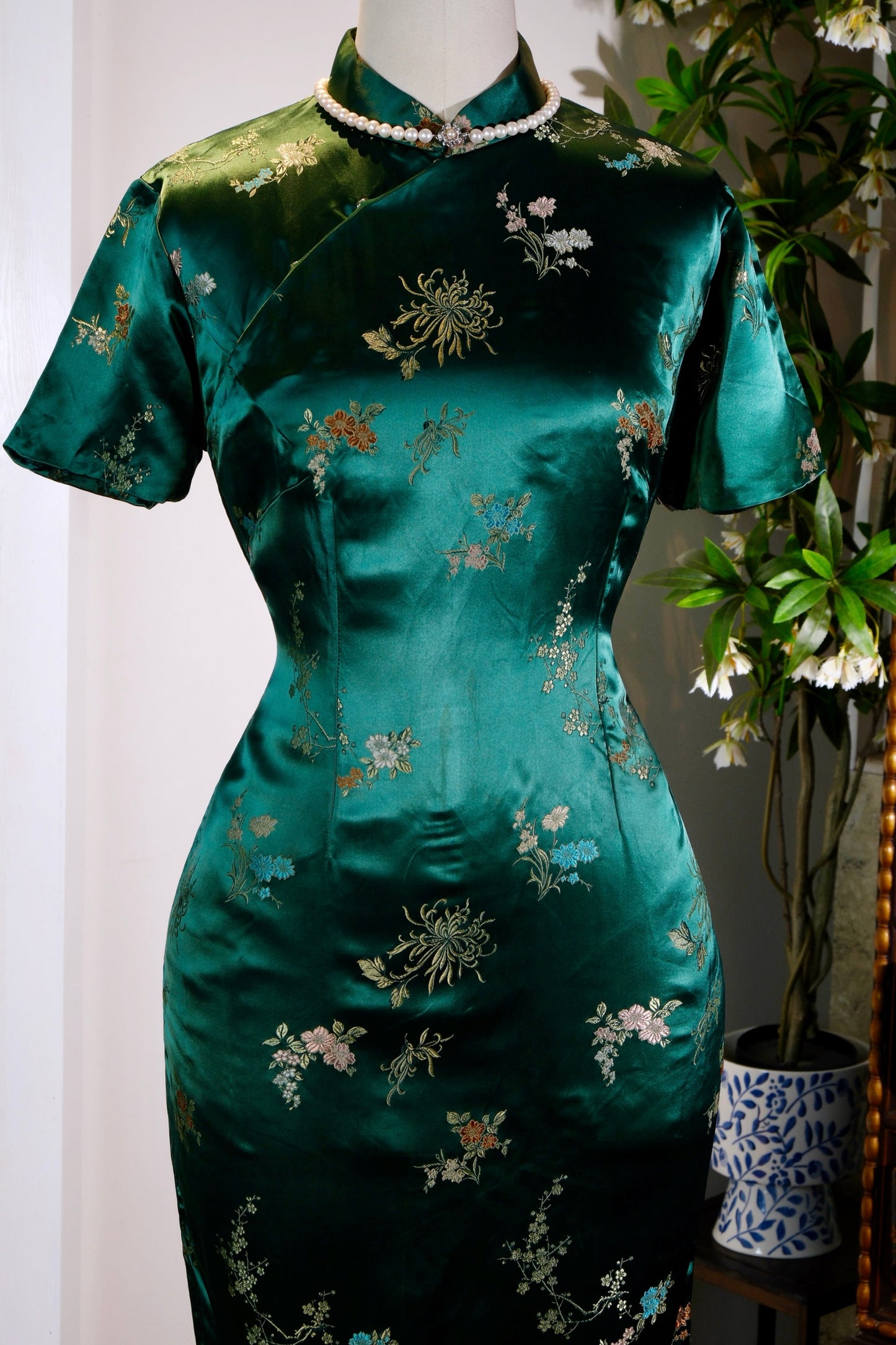翠色流金，岁月织锦：一件六十年代港产提花旗袍的孤本叙事 | Emerald Luster and Woven Brocade: The Singular Narrative of a 1960s Hong Kong-Manufactured Jacquard Qipao