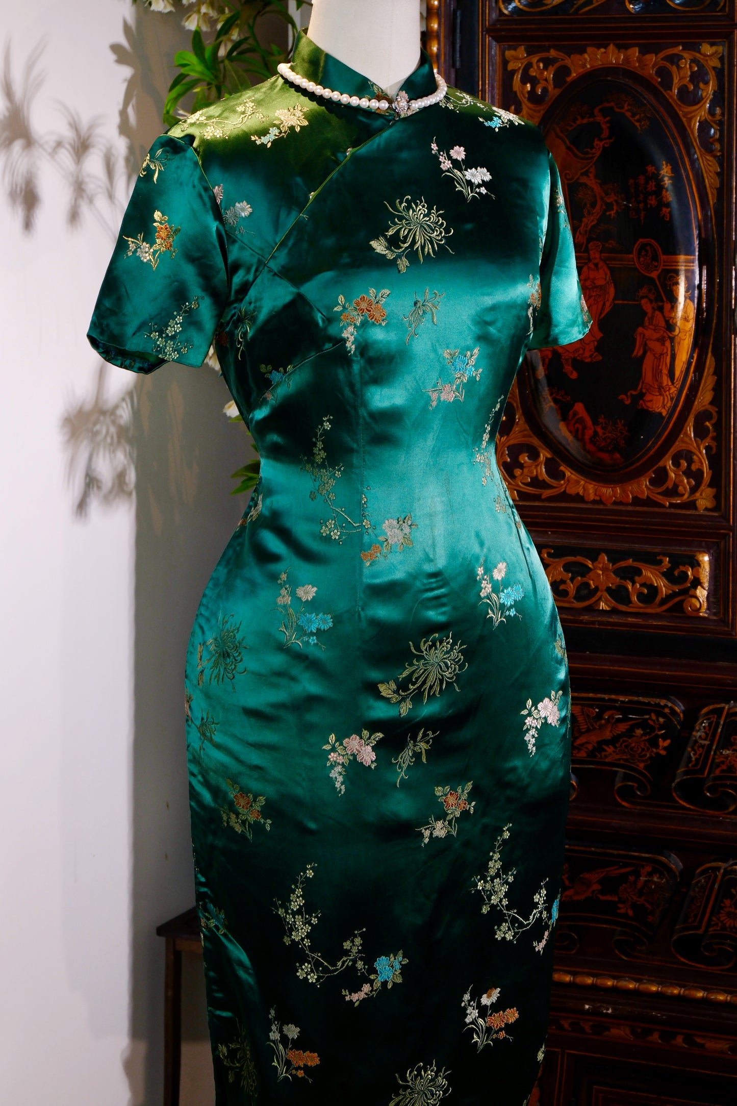 翠色流金，岁月织锦：一件六十年代港产提花旗袍的孤本叙事 | Emerald Luster and Woven Brocade: The Singular Narrative of a 1960s Hong Kong-Manufactured Jacquard Qipao