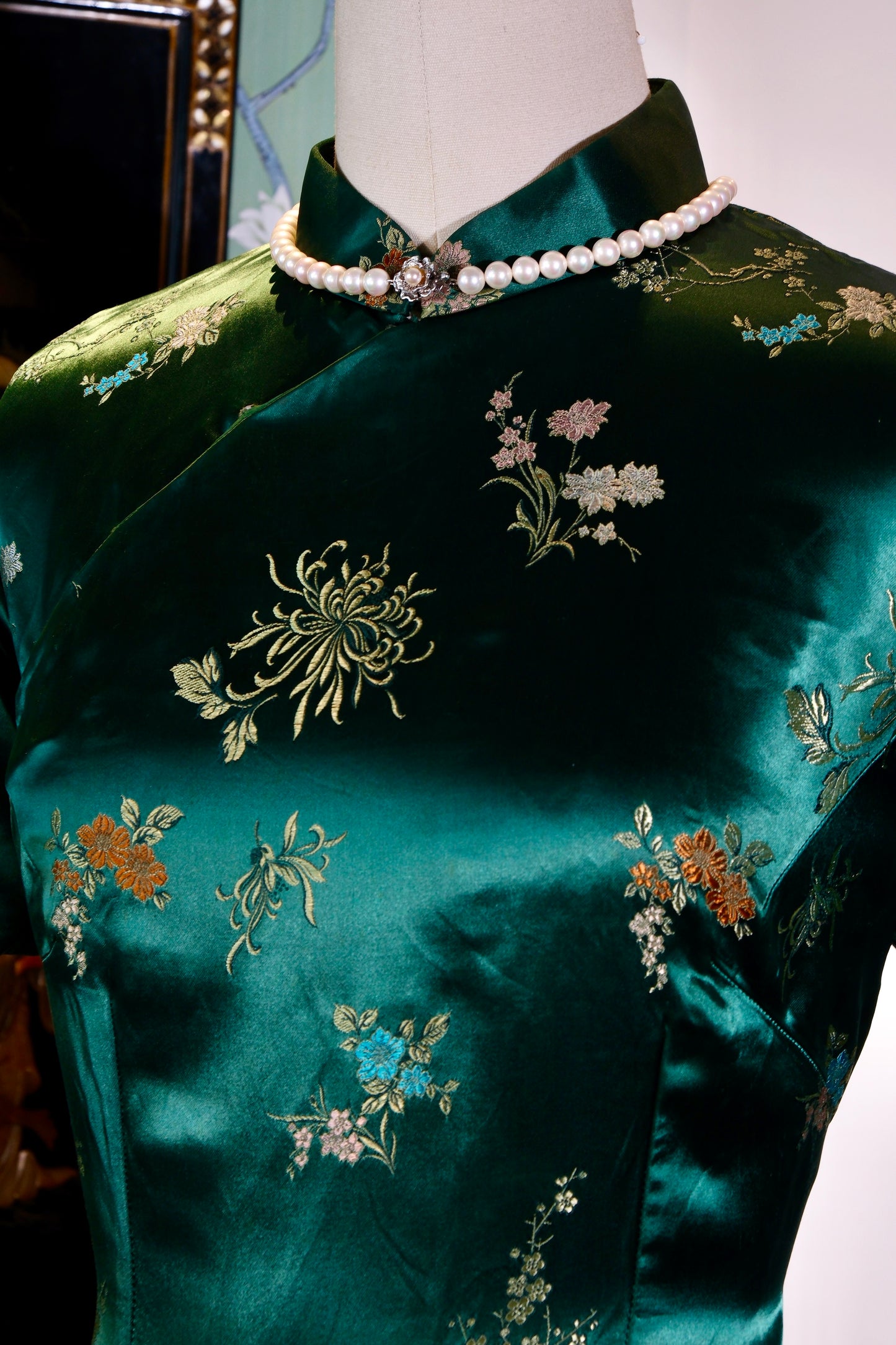 翠色流金，岁月织锦：一件六十年代港产提花旗袍的孤本叙事 | Emerald Luster and Woven Brocade: The Singular Narrative of a 1960s Hong Kong-Manufactured Jacquard Qipao