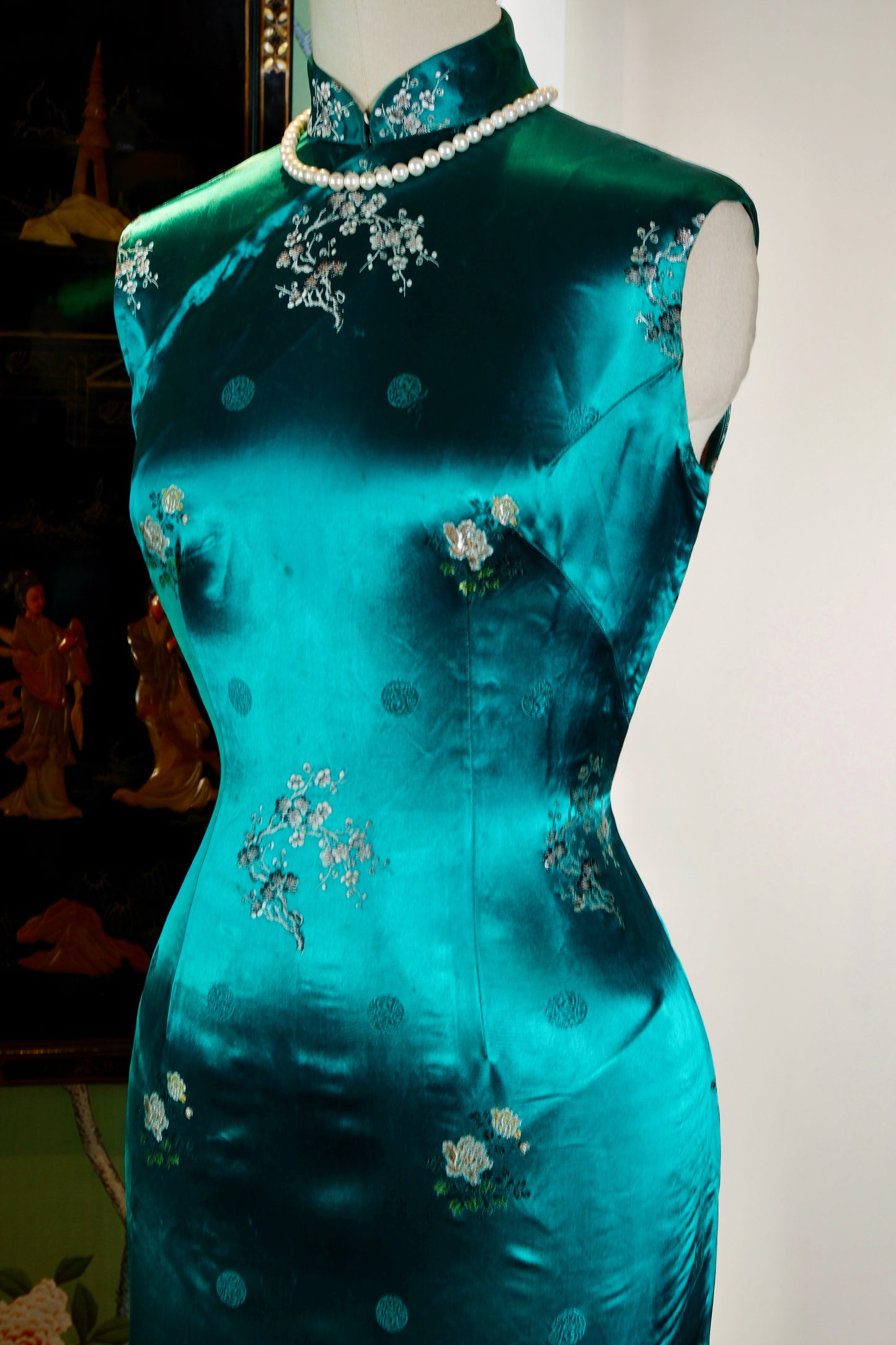碧影流光·六十年代港产提花织锦缎古董旗袍 | Emerald Luster and Shifting Shadows: The Archival Poetics of a 1960s Hong Kong-Style Woven Jacquard Qipao