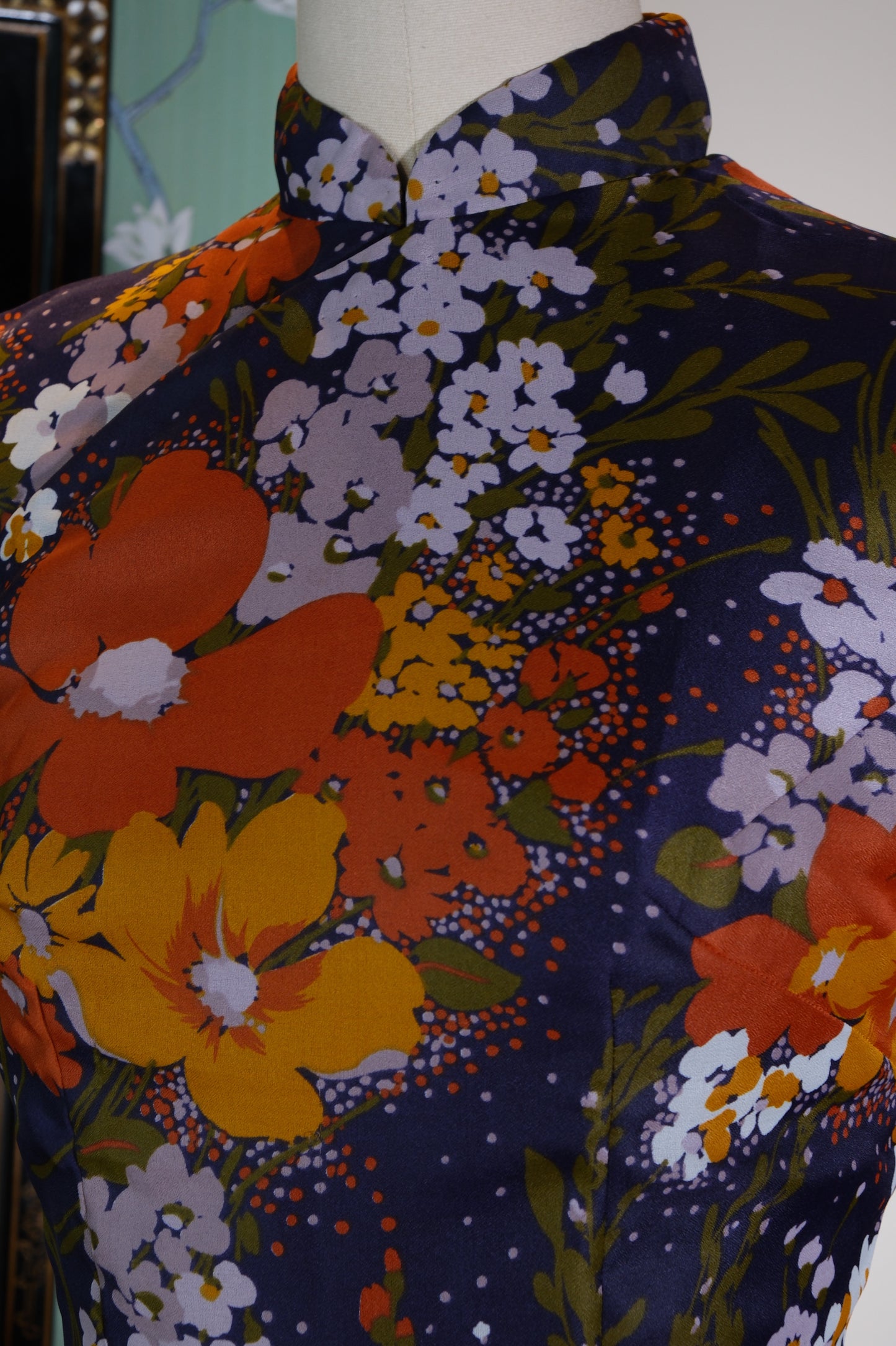 碧海繁花梦：一件六十年代台湾水彩印花旗袍的时空独白 | Dreams of Blossoms over an Indigo Sea: The Spatiotemporal Soliloquy of a 1960s Taiwanese Watercolor Print Qipao
