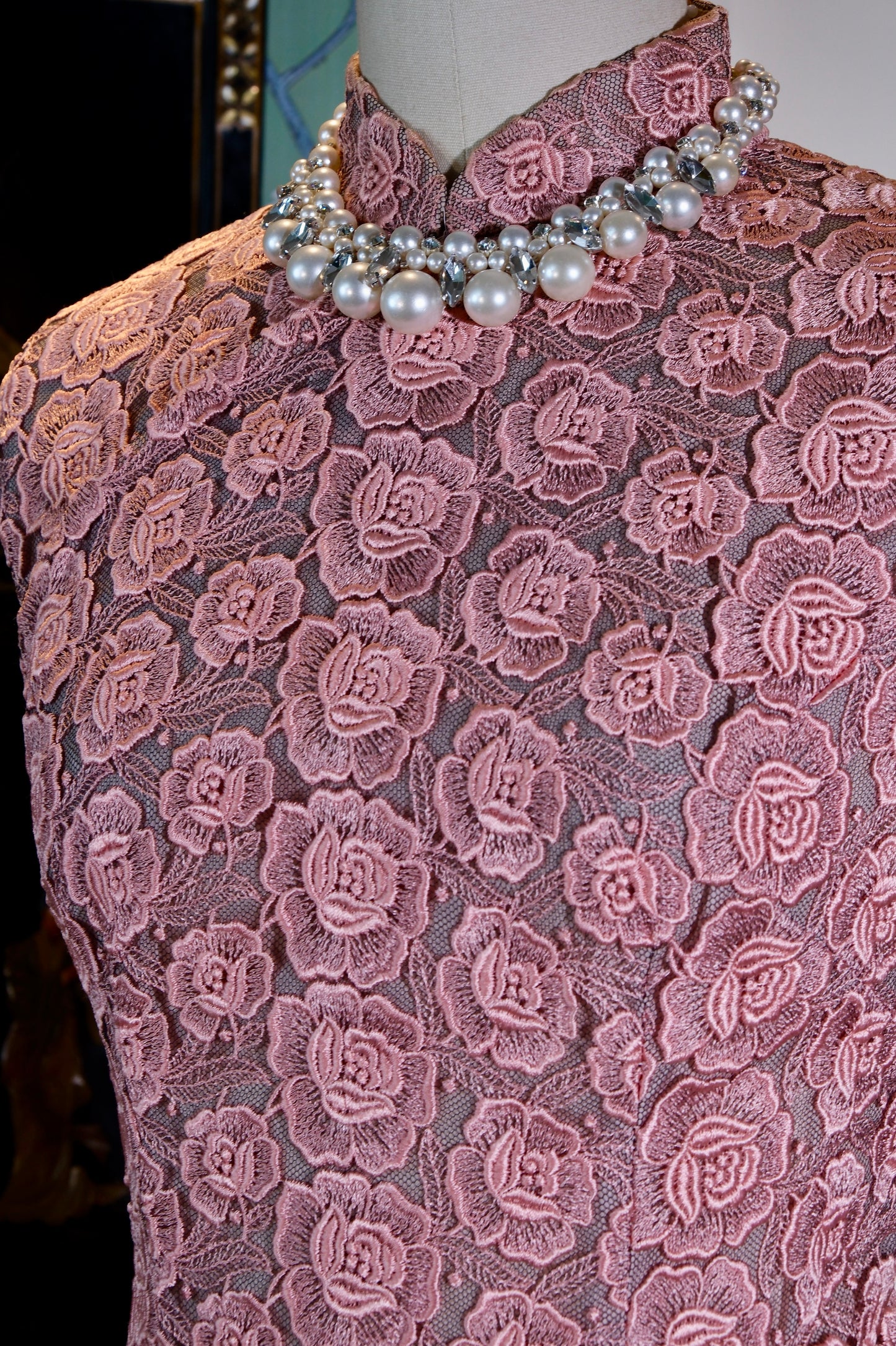 【尘封的玫瑰：六十年代台产法式蕾丝旗袍鉴赏】| 【The Dusty Rose: Appreciation of a 1960s Taiwanese-Made French Lace Qipao】