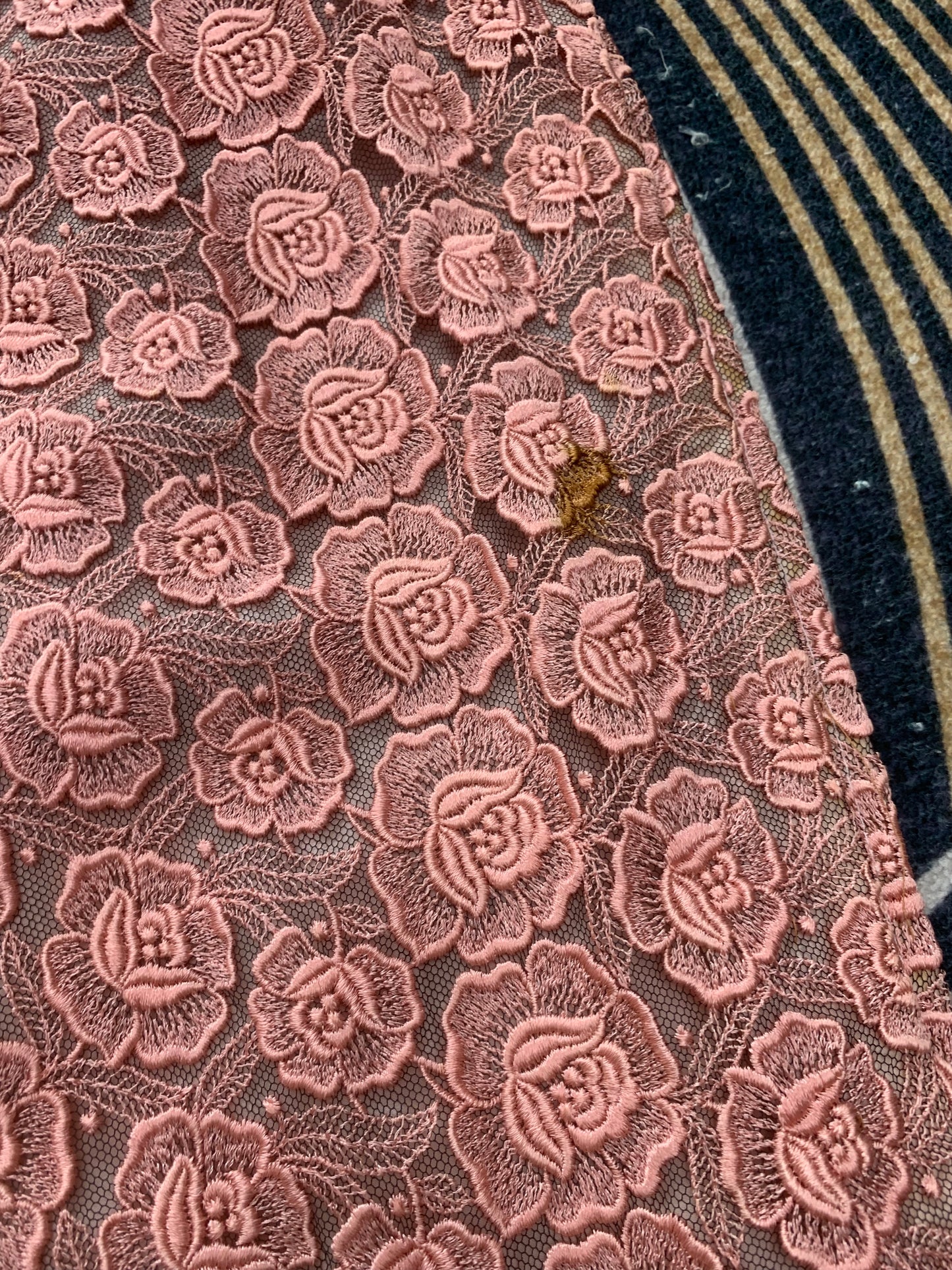 【尘封的玫瑰：六十年代台产法式蕾丝旗袍鉴赏】| 【The Dusty Rose: Appreciation of a 1960s Taiwanese-Made French Lace Qipao】