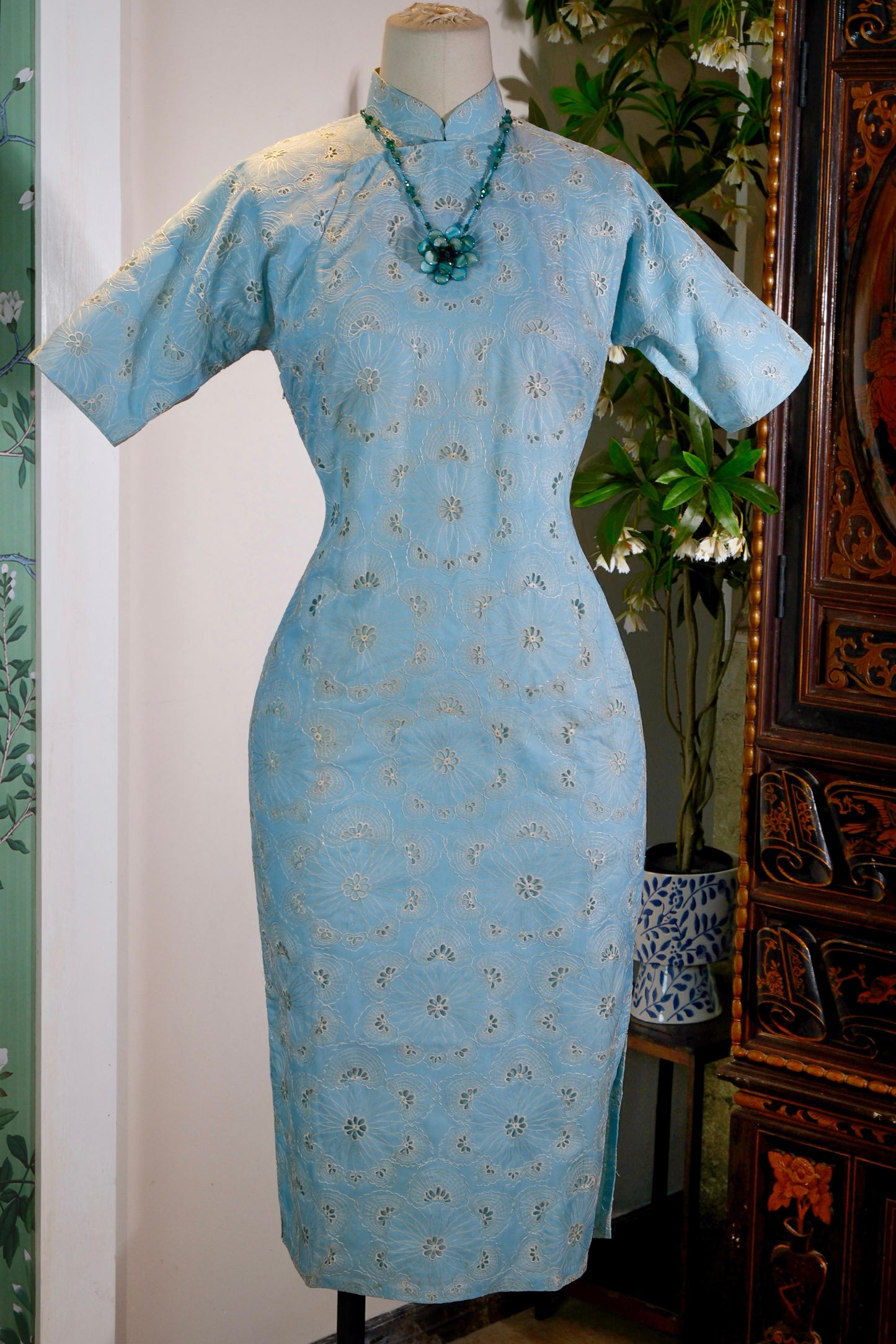 碧海潮生：五十年代法式机绣纯棉蕾丝古董旗袍 | A Rising Tide Over the Jade Sea: Appreciation of a 1950s French Machine-Embroidered Pure Cotton Lace Antique Qipao
