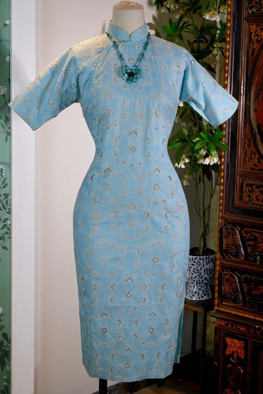 碧海潮生：五十年代法式机绣纯棉蕾丝古董旗袍 | A Rising Tide Over the Jade Sea: Appreciation of a 1950s French Machine-Embroidered Pure Cotton Lace Antique Qipao