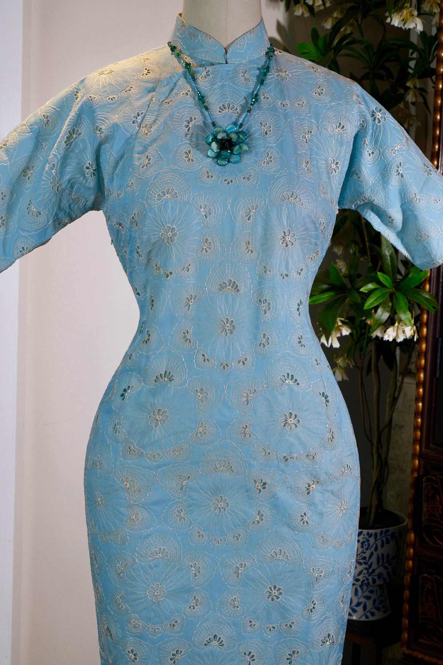 碧海潮生：五十年代法式机绣纯棉蕾丝古董旗袍 | A Rising Tide Over the Jade Sea: Appreciation of a 1950s French Machine-Embroidered Pure Cotton Lace Antique Qipao