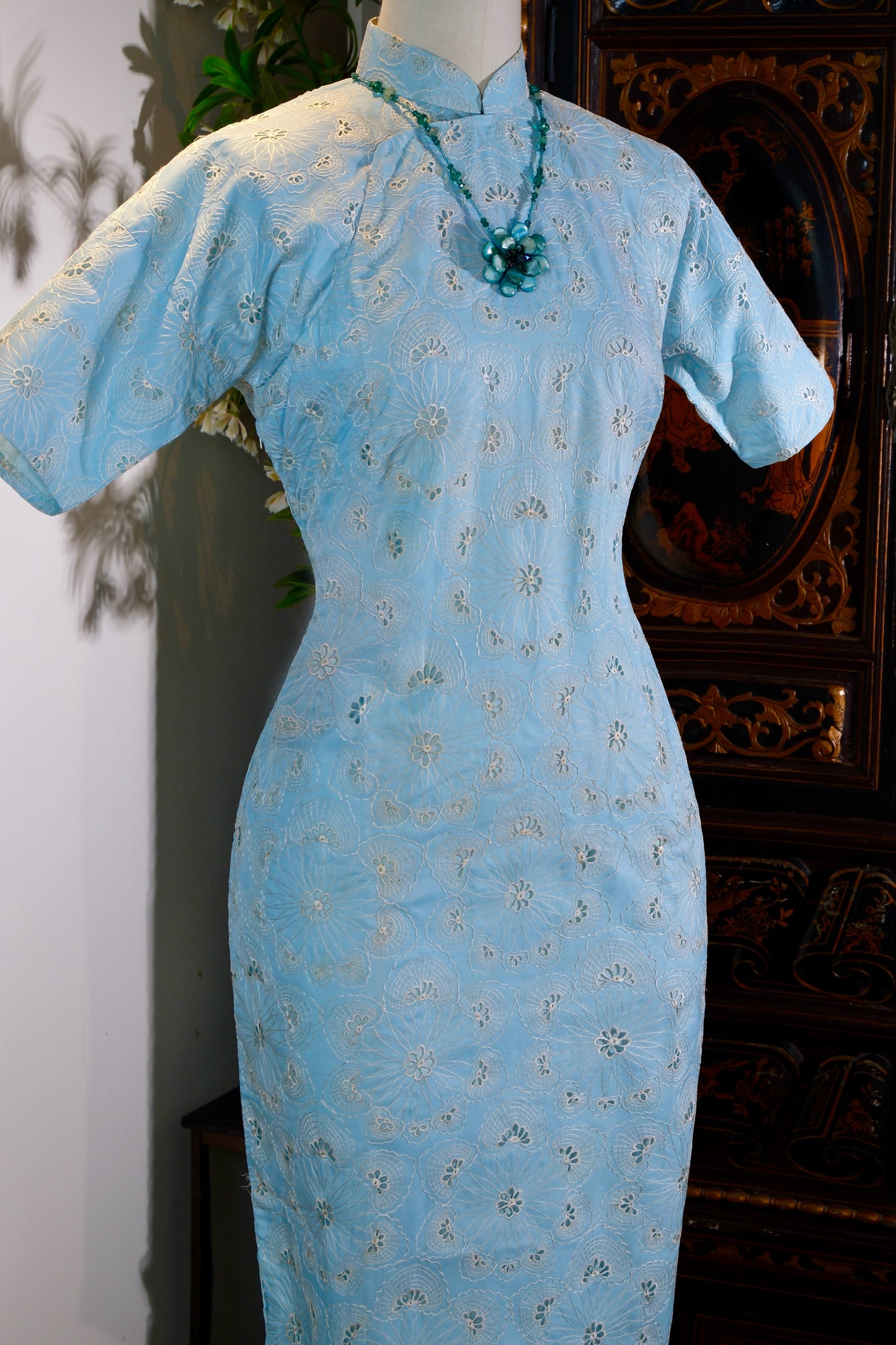碧海潮生：五十年代法式机绣纯棉蕾丝古董旗袍 | A Rising Tide Over the Jade Sea: Appreciation of a 1950s French Machine-Embroidered Pure Cotton Lace Antique Qipao
