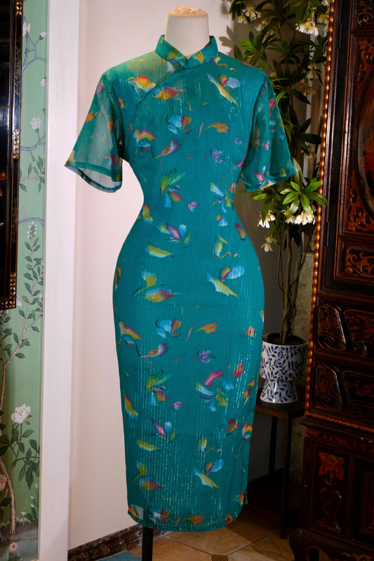 《翠羽流银：五十年代港岛织金抽象旗袍》| Green Feathers and Shifting Silver: A 1950s Hong Kong Metallic Brocade Abstract Qipao