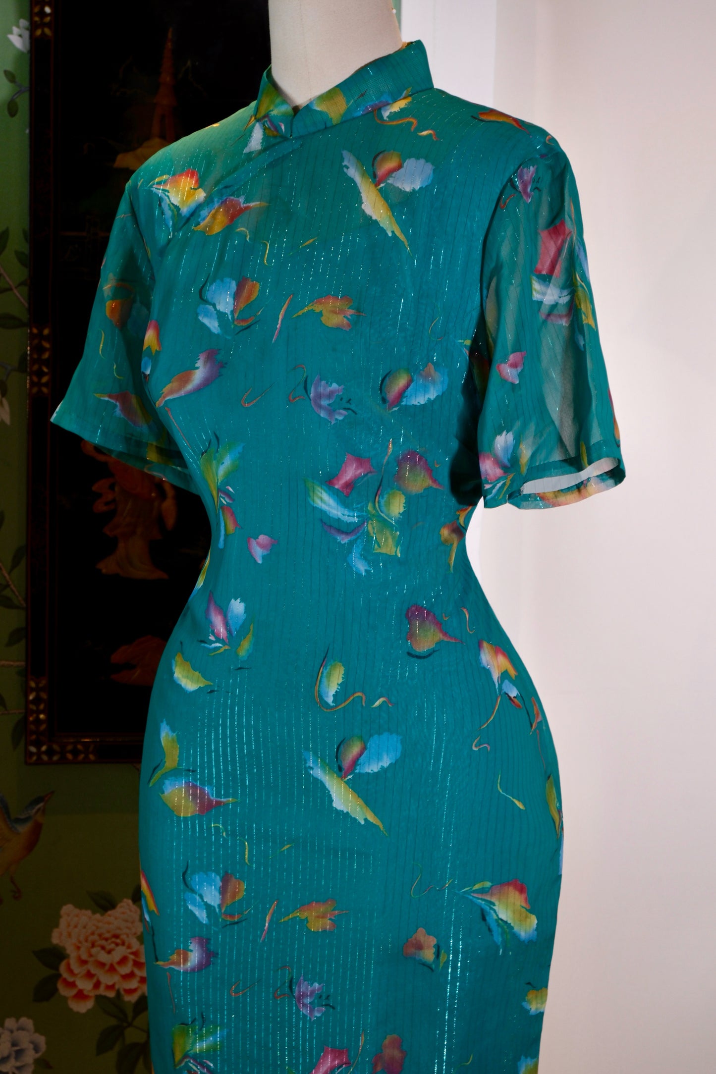 《翠羽流银：五十年代港岛织金抽象旗袍》| Green Feathers and Shifting Silver: A 1950s Hong Kong Metallic Brocade Abstract Qipao