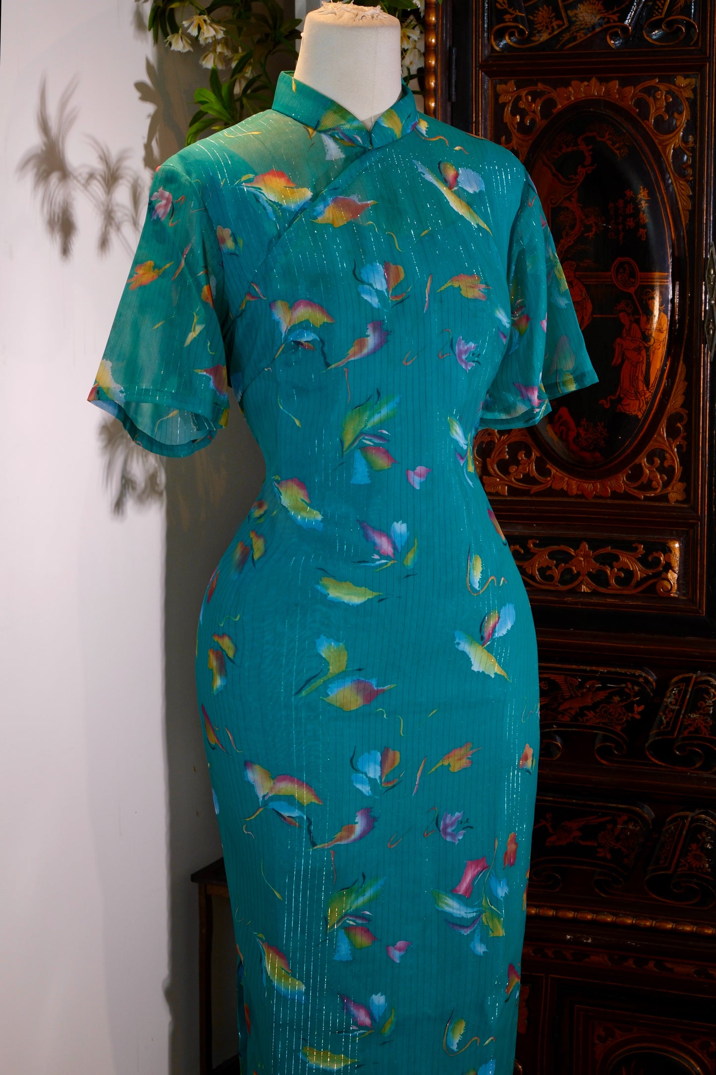 《翠羽流银：五十年代港岛织金抽象旗袍》| Green Feathers and Shifting Silver: A 1950s Hong Kong Metallic Brocade Abstract Qipao