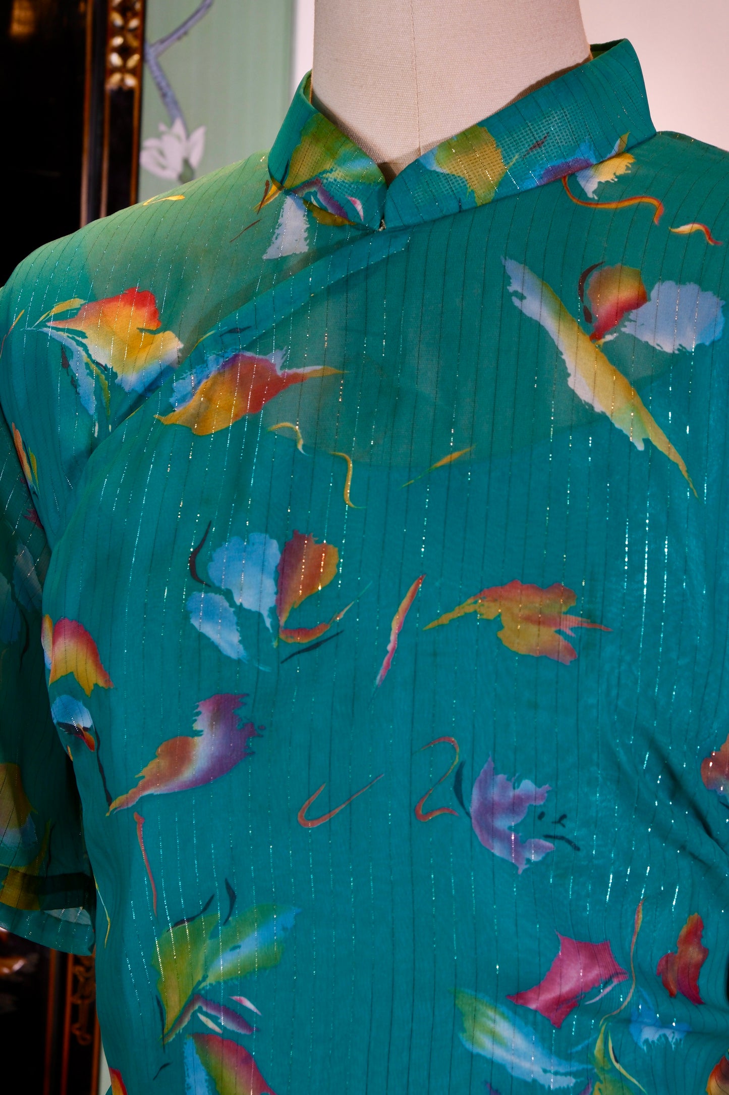 《翠羽流银：五十年代港岛织金抽象旗袍》| Green Feathers and Shifting Silver: A 1950s Hong Kong Metallic Brocade Abstract Qipao