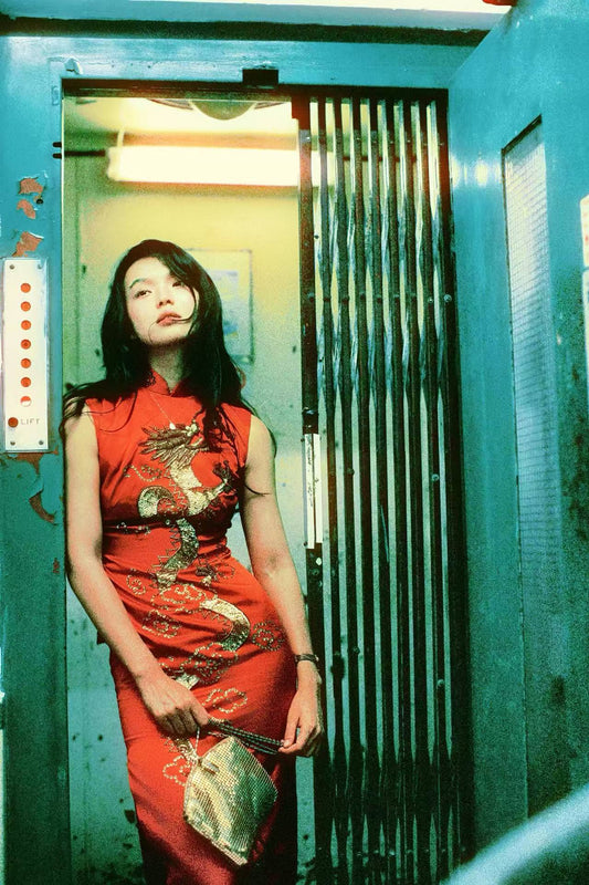 赤焰游龙，港岛旧梦——七十年代珠片绣祥云龙纹古董旗袍 | Crimson Flames and a Wandering Dragon, Hong Kong Dreams: A 1970s Sequin-Embroidered Auspicious Cloud and Dragon Motif Antique Qipao