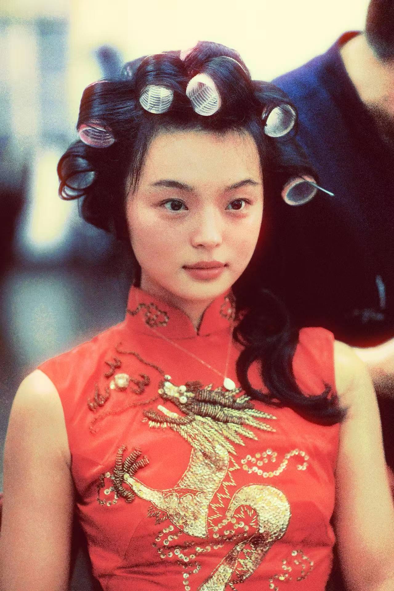 赤焰游龙，港岛旧梦——七十年代珠片绣祥云龙纹古董旗袍 | Crimson Flames and a Wandering Dragon, Hong Kong Dreams: A 1970s Sequin-Embroidered Auspicious Cloud and Dragon Motif Antique Qipao