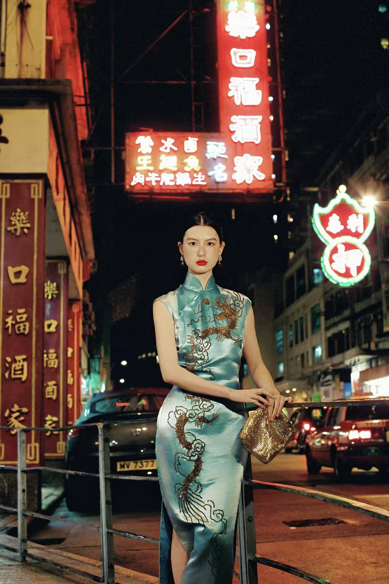 冰蓝珠绣龙纹旗袍：六十年代香江岁月的霓裳绝唱 | 【Ice Blue Sequin-Embroidered Dragon Motif Qipao: A Masterpiece from Hong Kong's 1960s Golden Era】