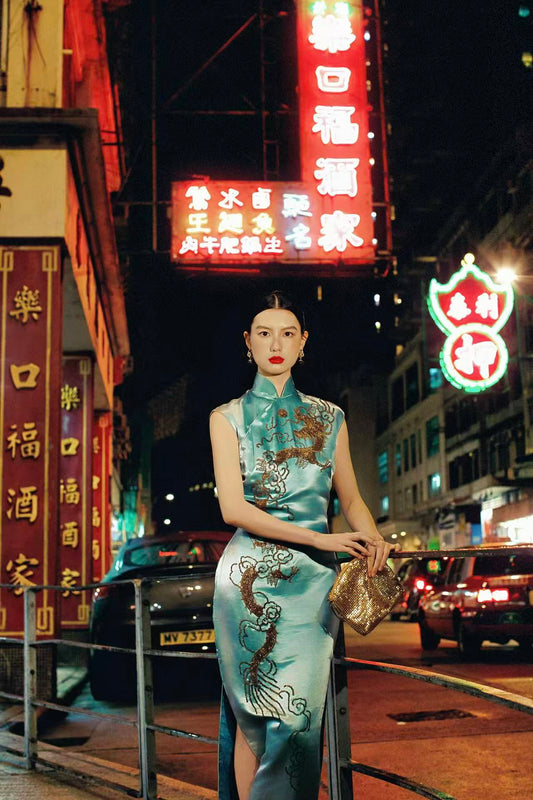 冰蓝珠绣龙纹旗袍：六十年代香江岁月的霓裳绝唱 | 【Ice Blue Sequin-Embroidered Dragon Motif Qipao: A Masterpiece from Hong Kong's 1960s Golden Era】