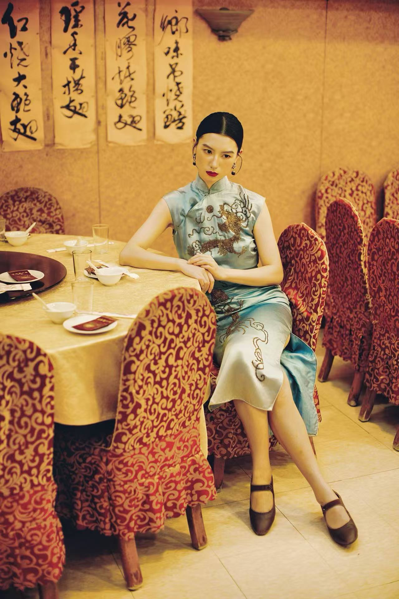 冰蓝珠绣龙纹旗袍：六十年代香江岁月的霓裳绝唱 | 【Ice Blue Sequin-Embroidered Dragon Motif Qipao: A Masterpiece from Hong Kong's 1960s Golden Era】