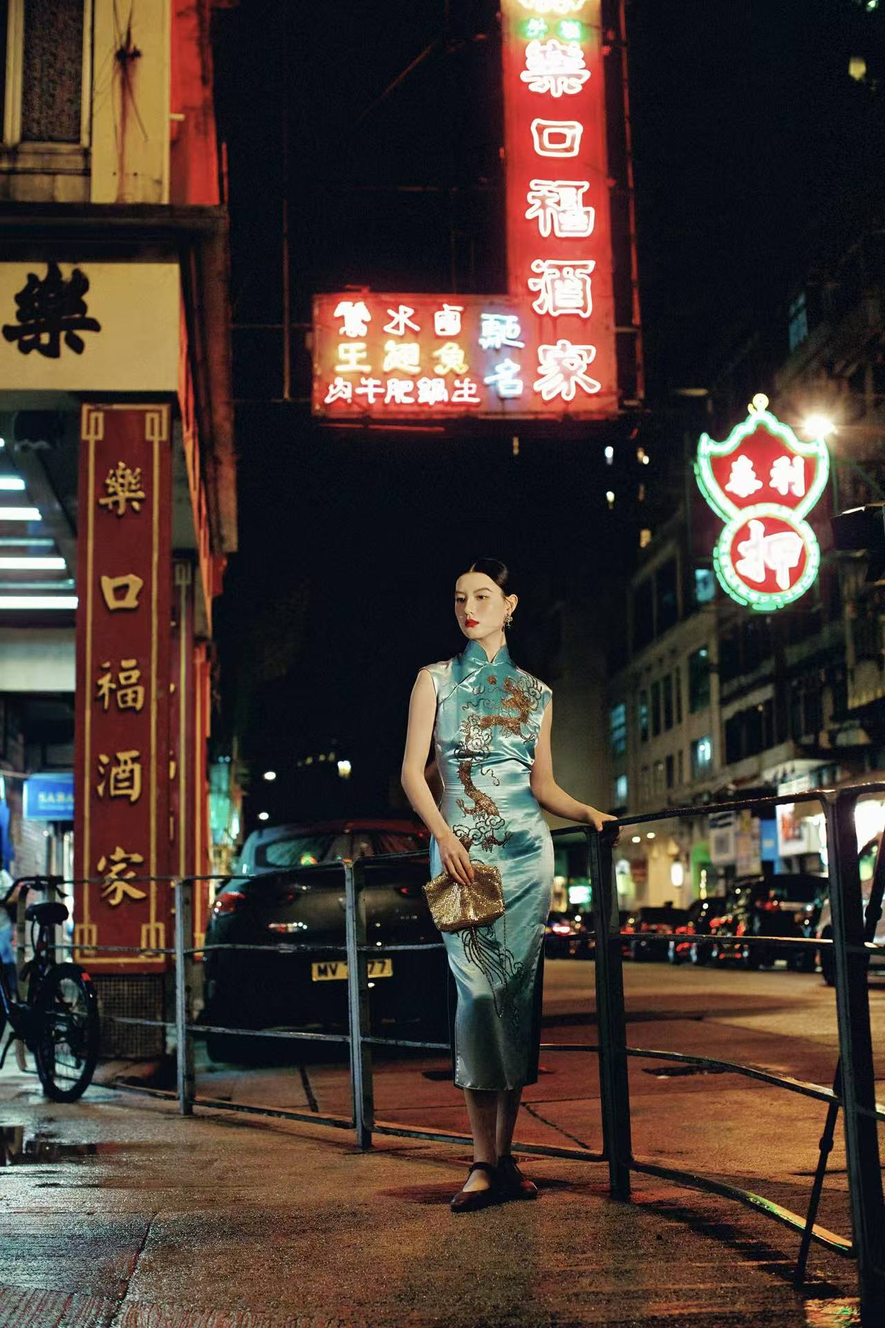 冰蓝珠绣龙纹旗袍：六十年代香江岁月的霓裳绝唱 | 【Ice Blue Sequin-Embroidered Dragon Motif Qipao: A Masterpiece from Hong Kong's 1960s Golden Era】